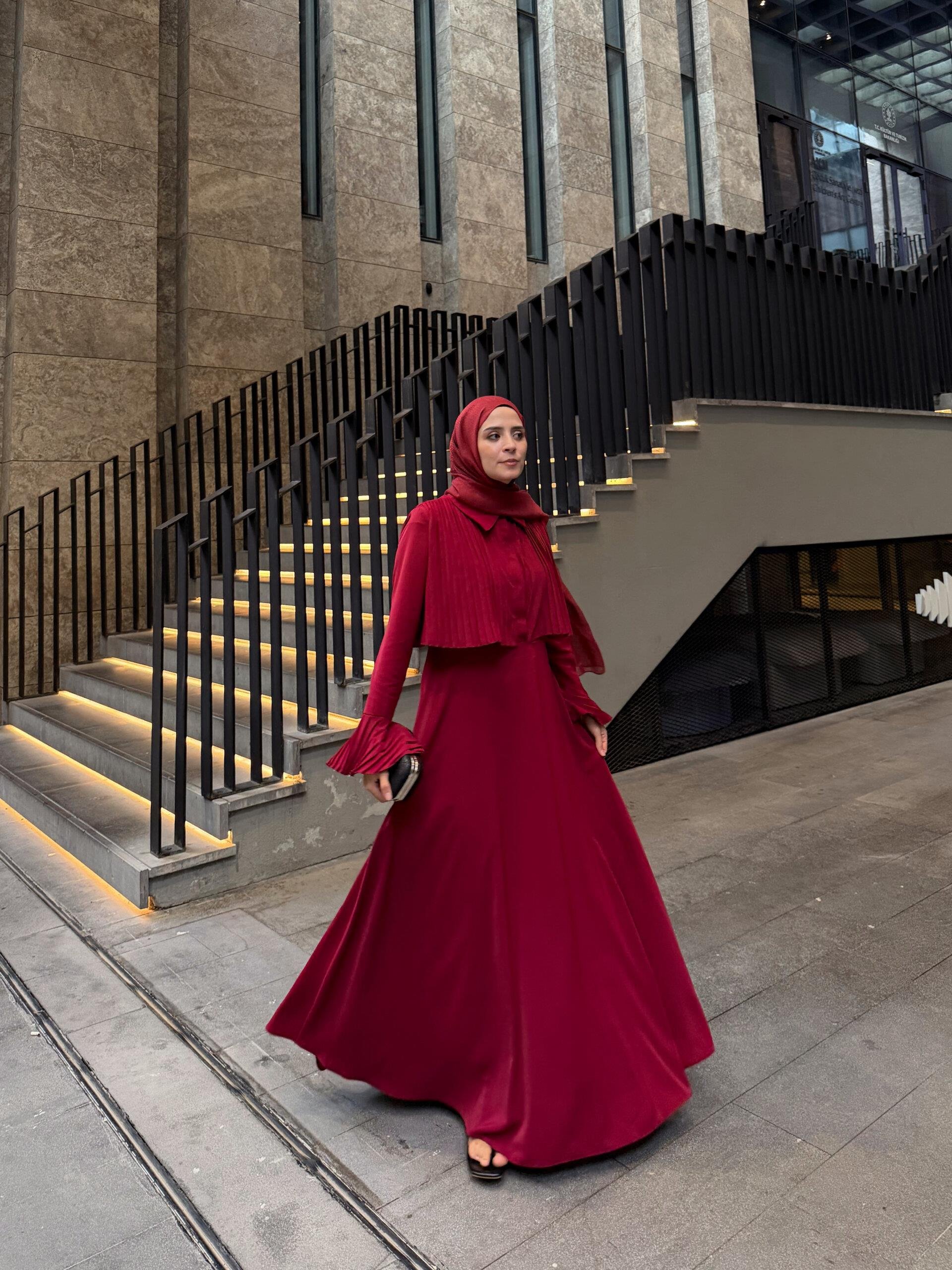 Mürdüm Manşet Detaylı Piliseli Elbise