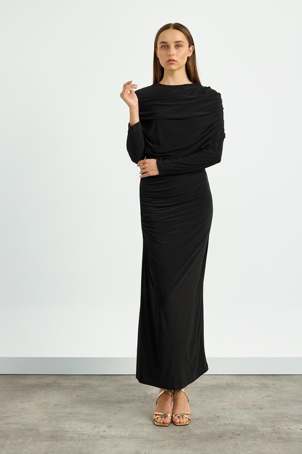 Siyah Omuz Detaylı Drape Elbise