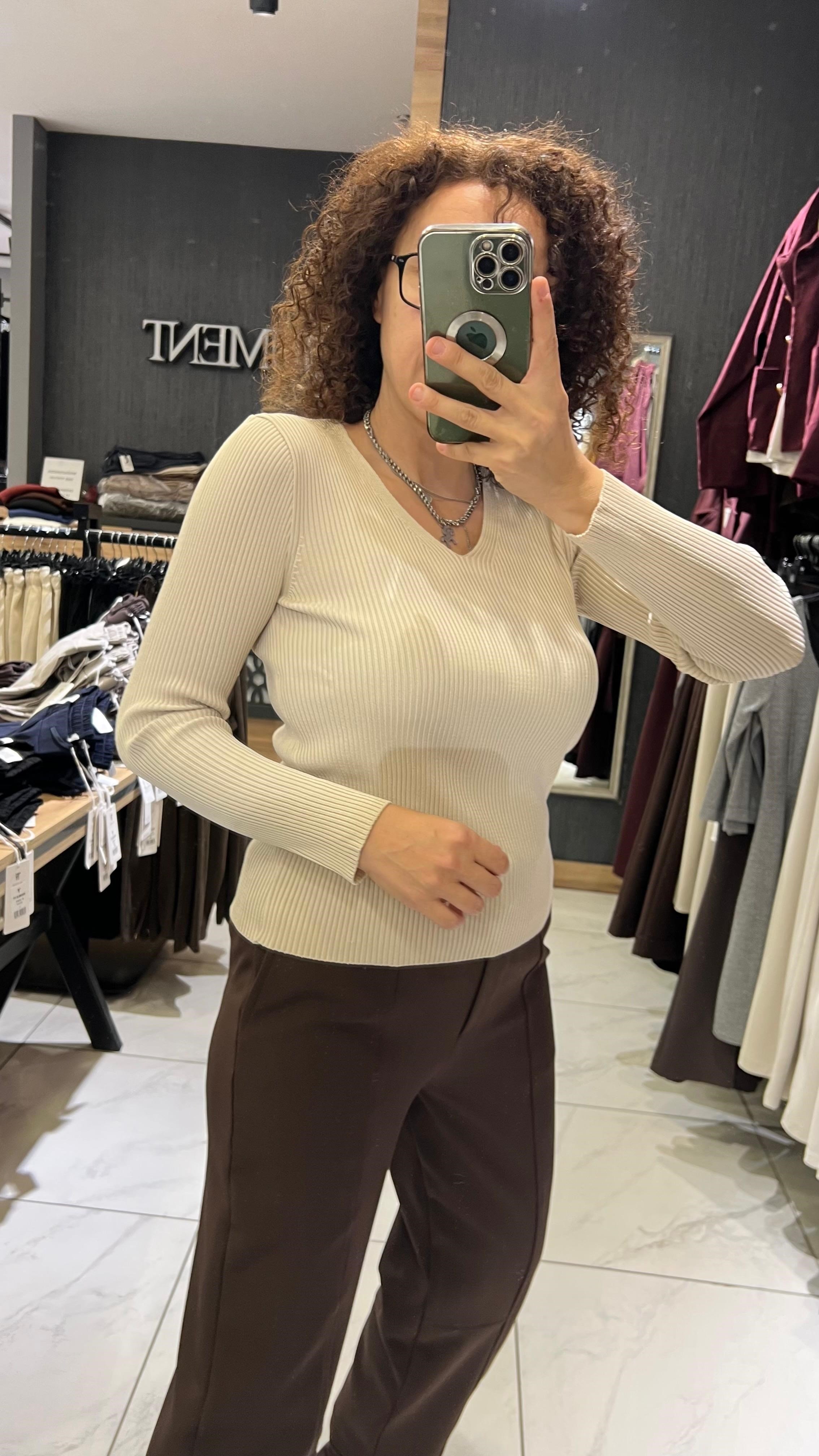 V YAKA TRİKO BEJ
