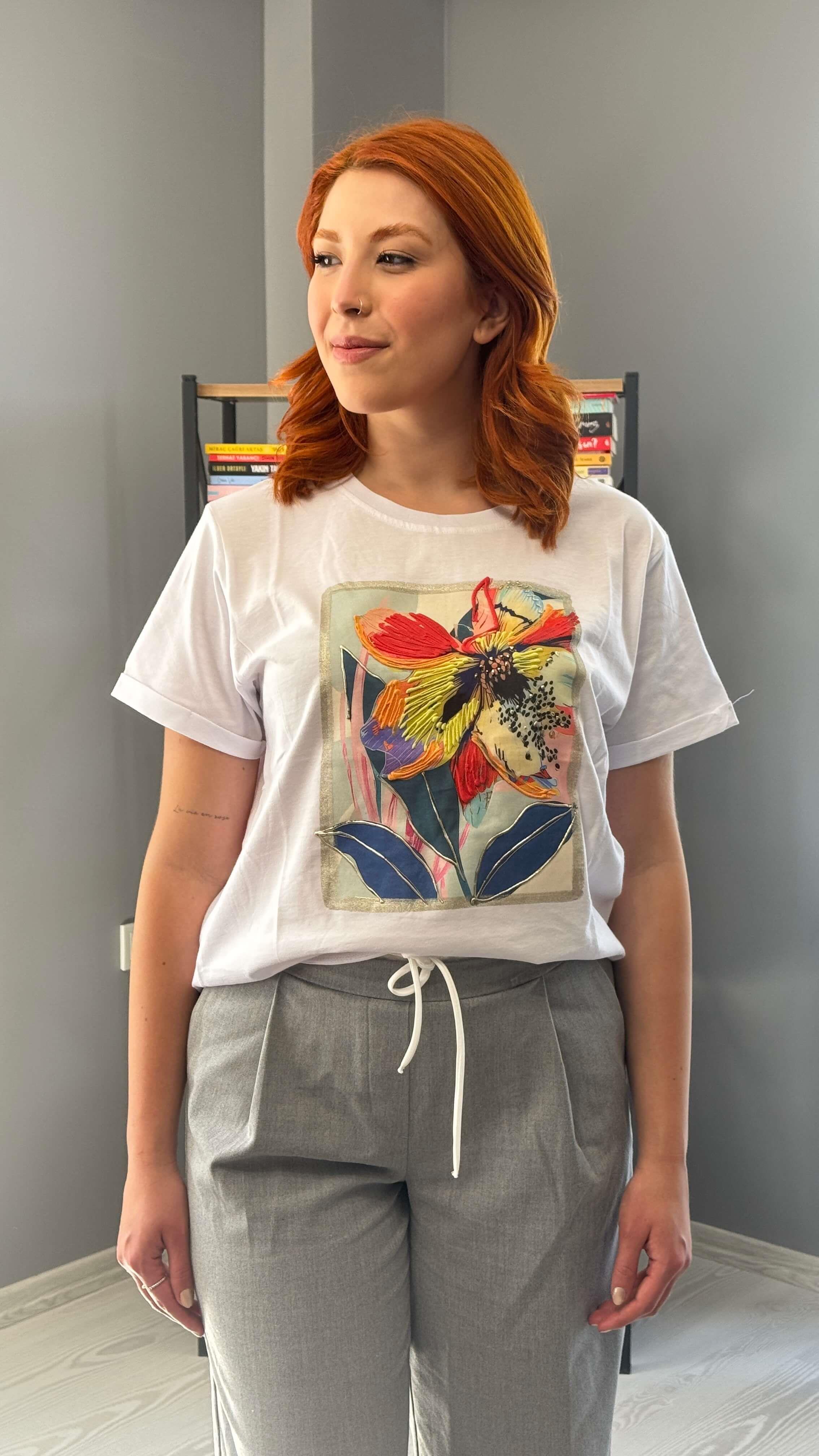 Renkli Çiçek Baskılı Beyaz Tshirt