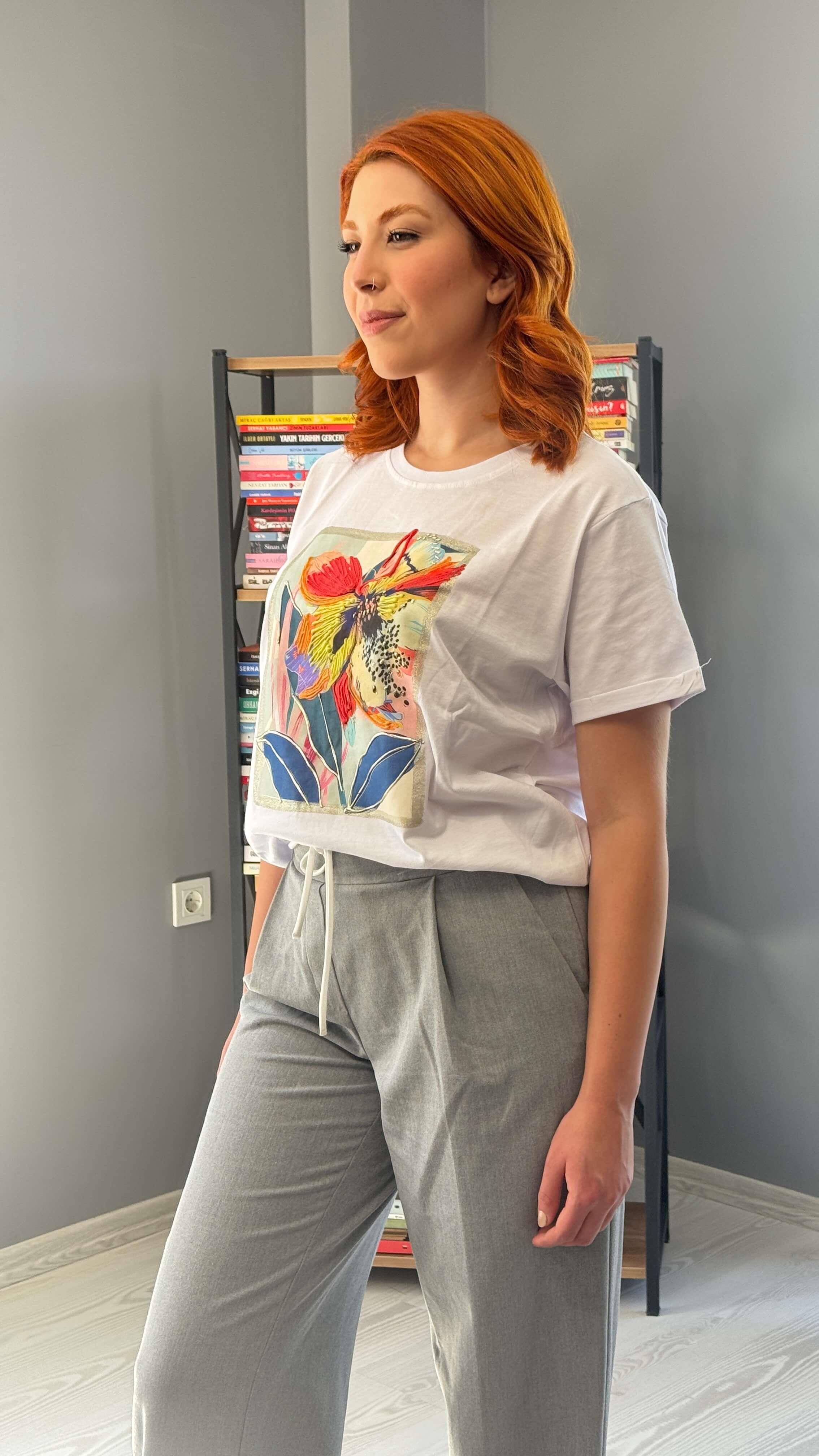 Renkli Çiçek Baskılı Beyaz Tshirt