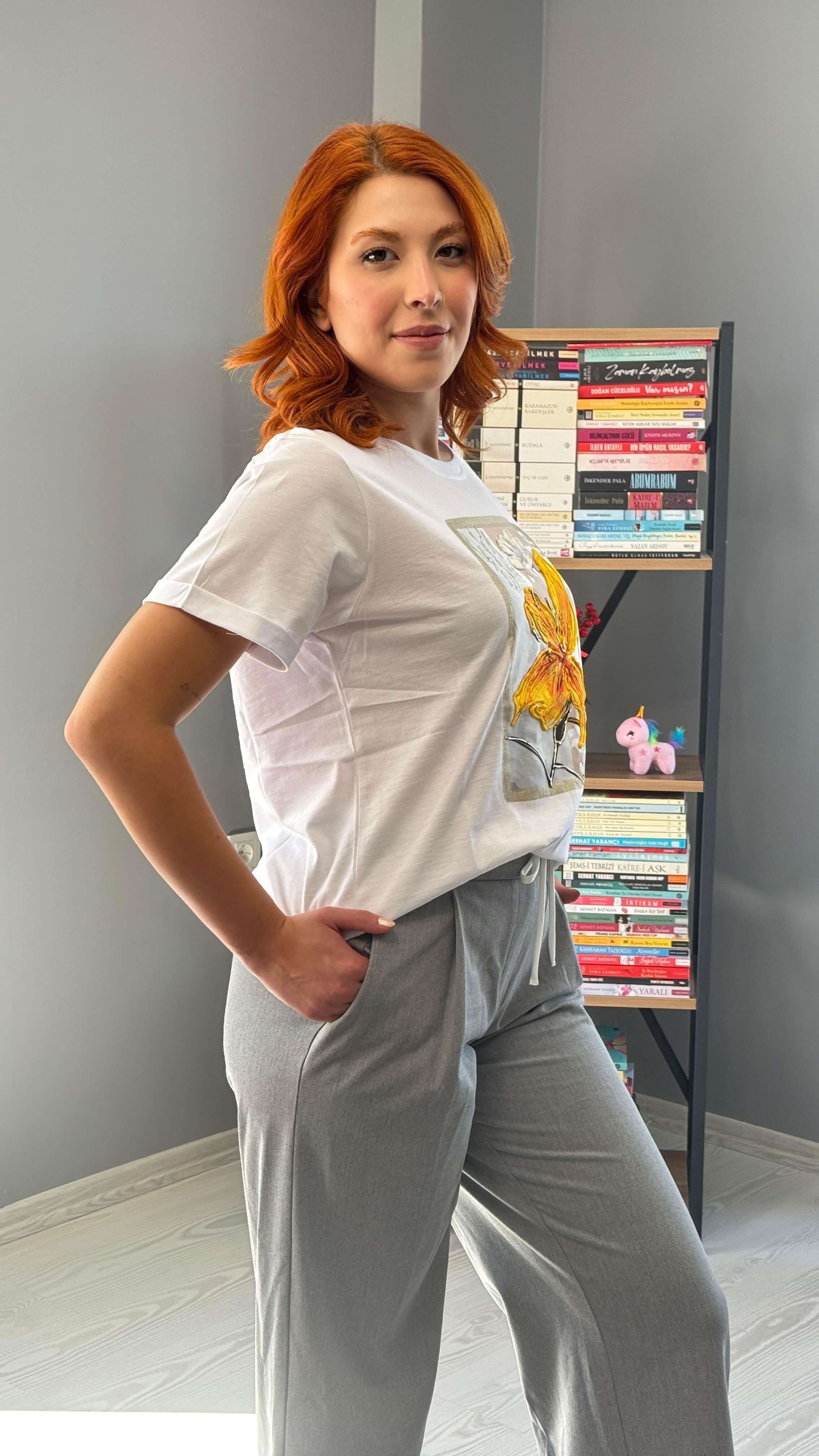 Sarı Çiçek Baskılı Beyaz Tshirt