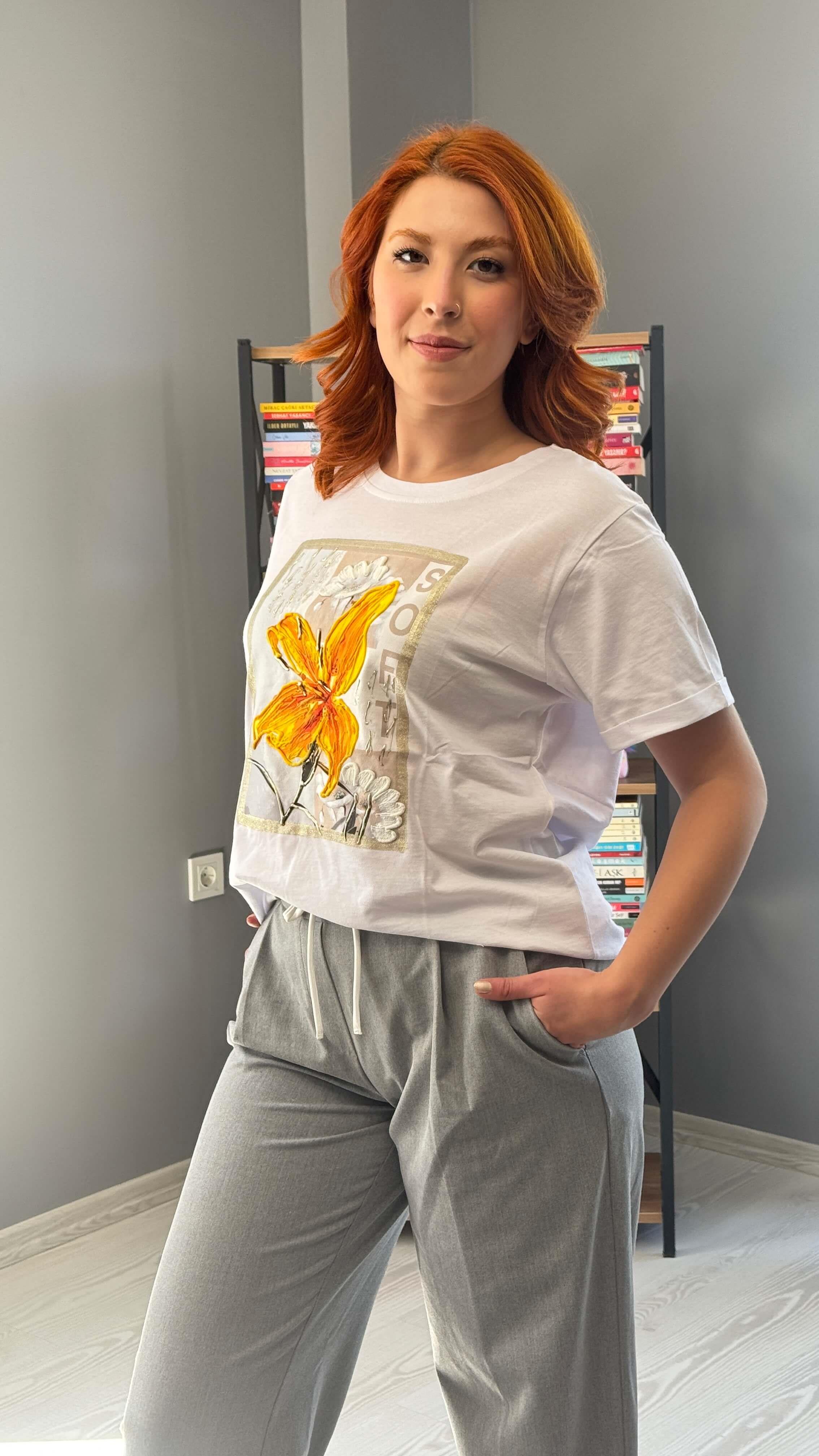 Sarı Çiçek Baskılı Beyaz Tshirt