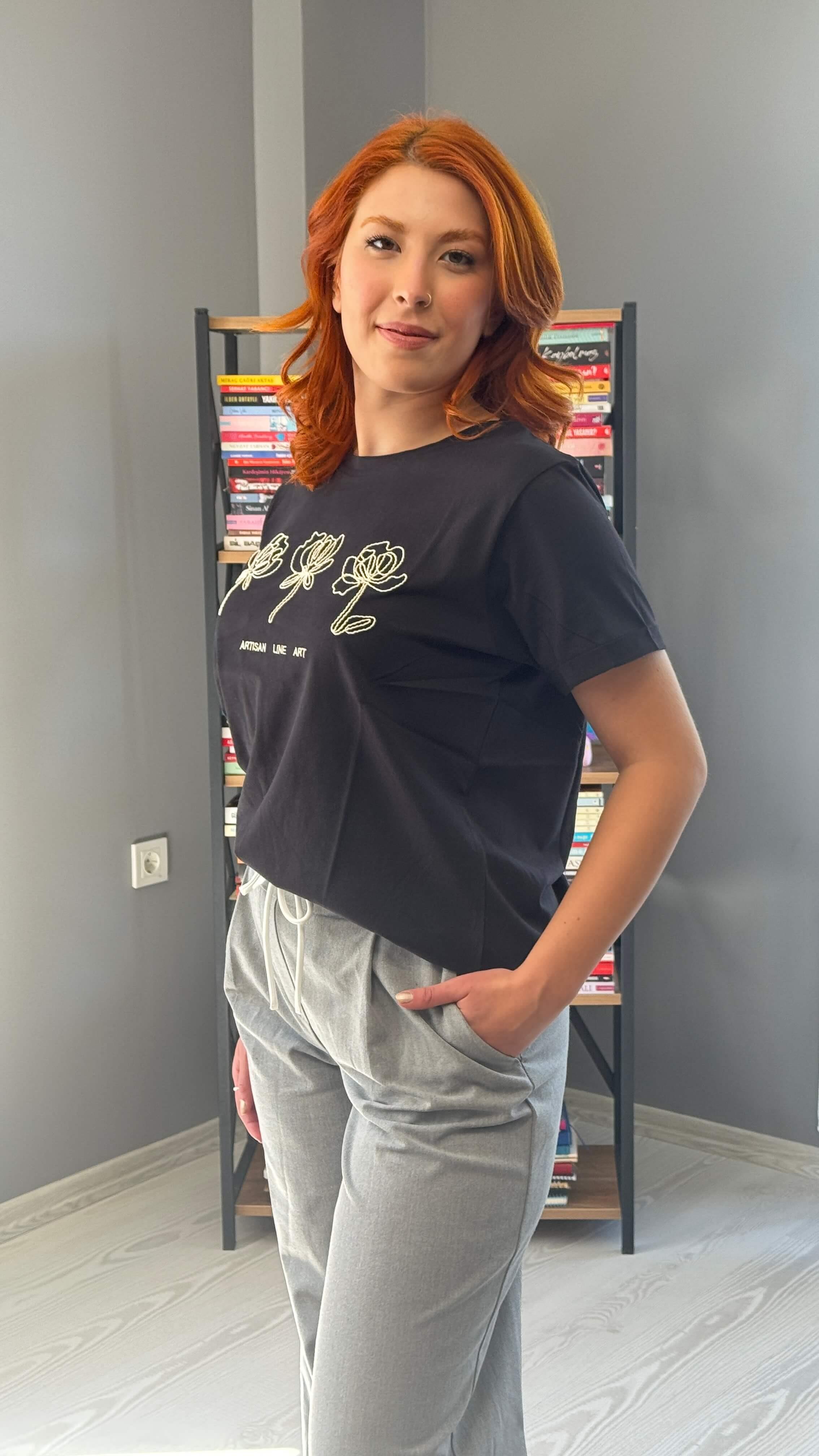 Siyah Çiçek Dokulu Tshirt
