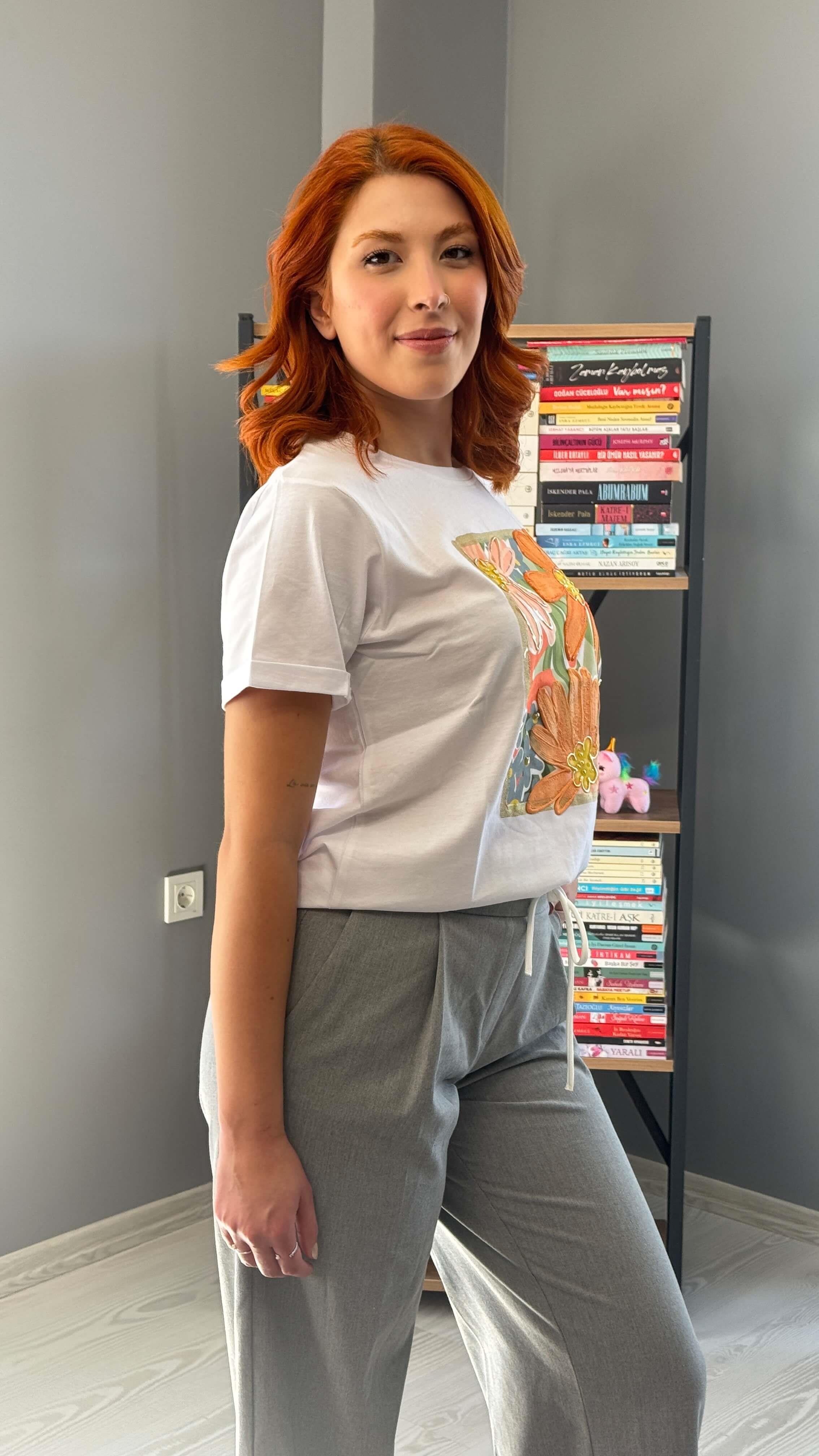 Turuncu Çiçek Baskılı Beyaz Tshirt