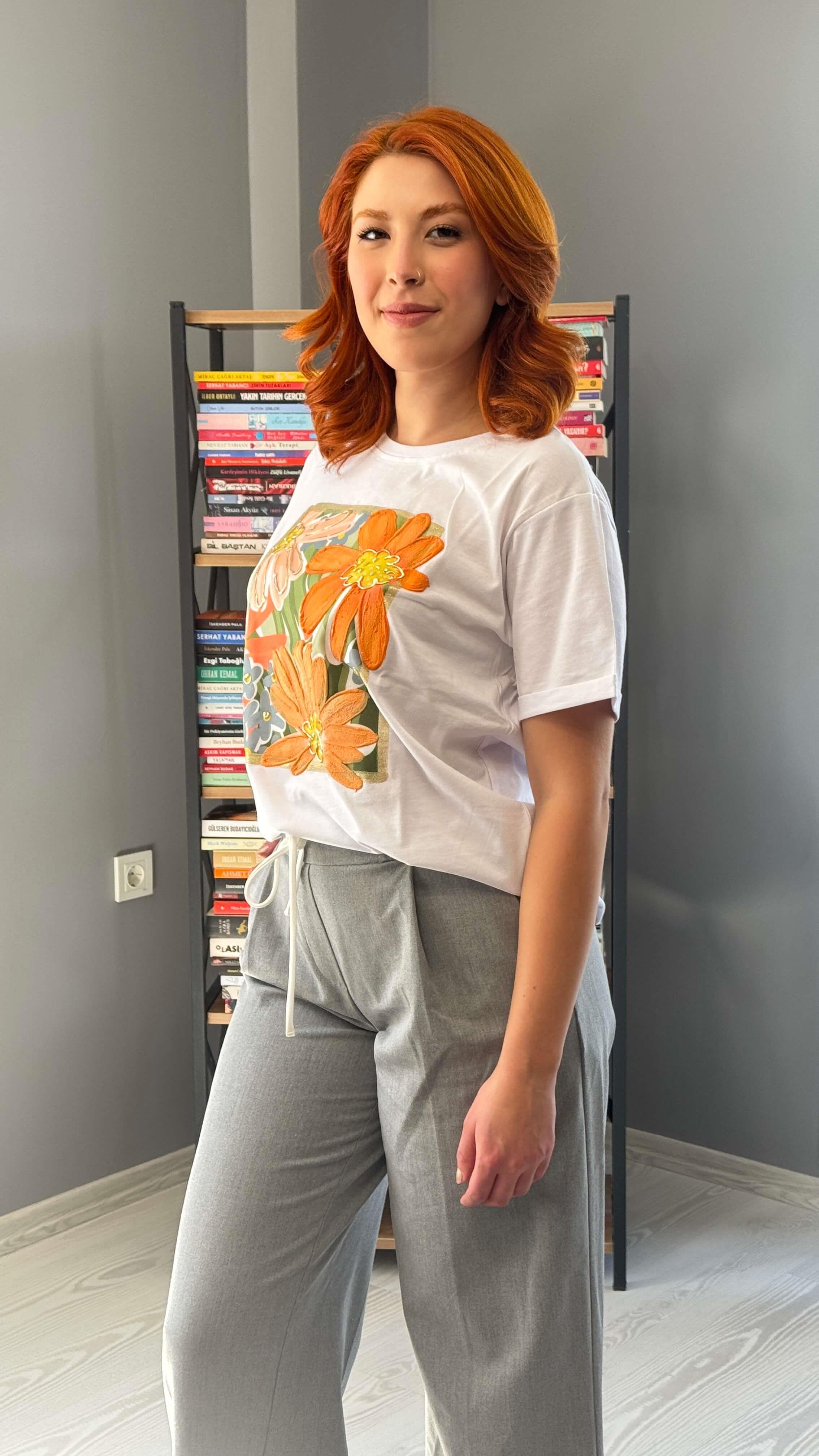 Turuncu Çiçek Baskılı Beyaz Tshirt