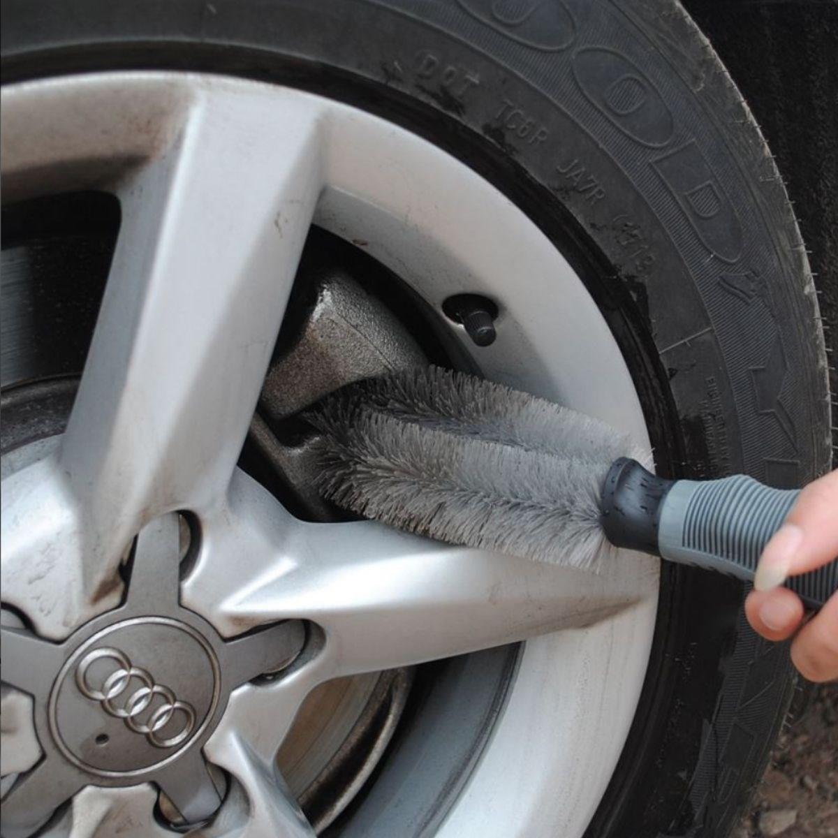 Gri Oto Jant Temizleme Fırçası – Ergonomik Saplı, Lastik ve Jant Detay Temizliği İçin Güçlü Kıllı Fırça