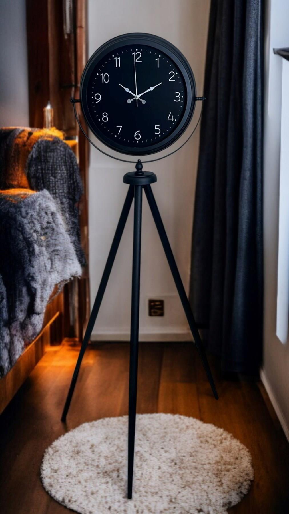 Zentime Sade Siyah Tripod Ayaklı Saat