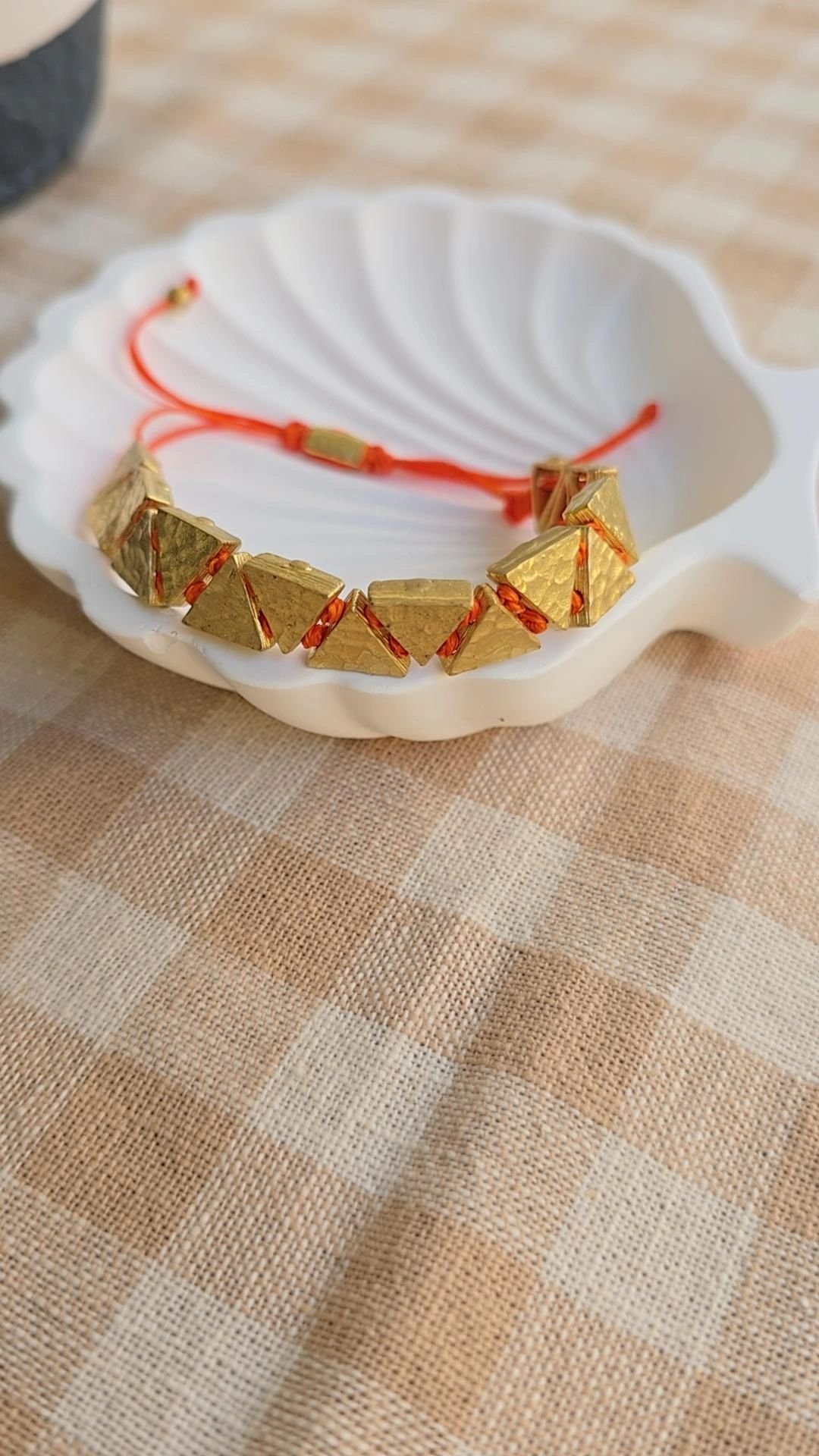 Triangle Turuncu İpli Pirinç Bileklik