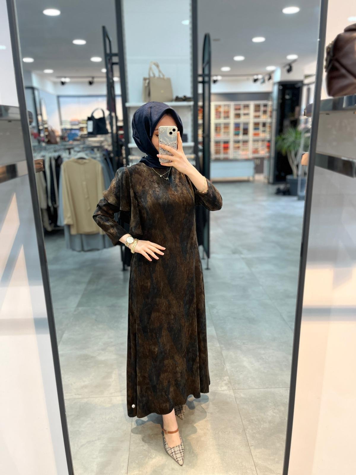 Alesya Omuzu Fırfırlı Kuşak Kemerli Desenli Cupra Elbise - Kahve