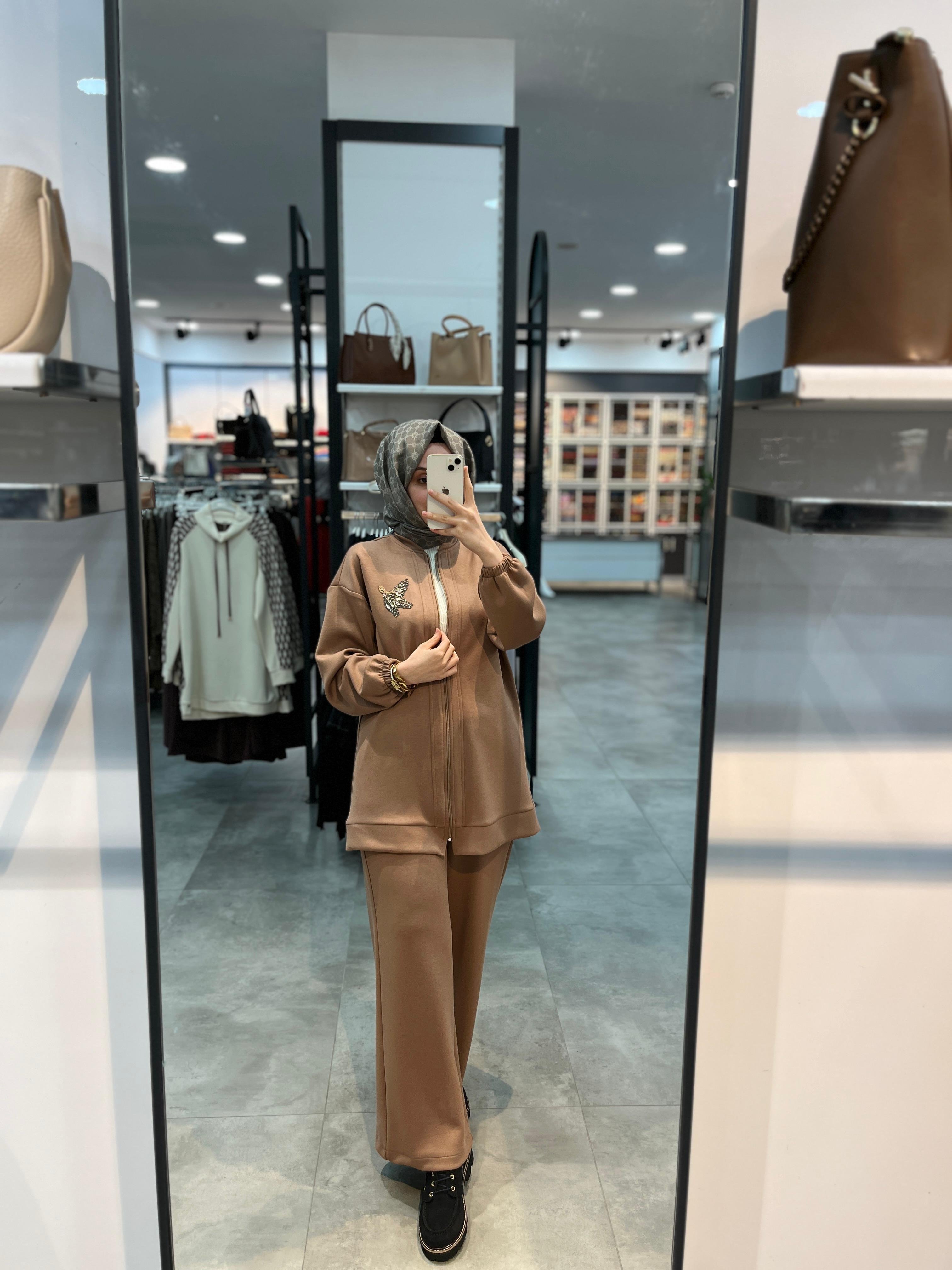 Alesya Önü Fermuarlı Broş Detaylı Örme Takım - Açık Kahve