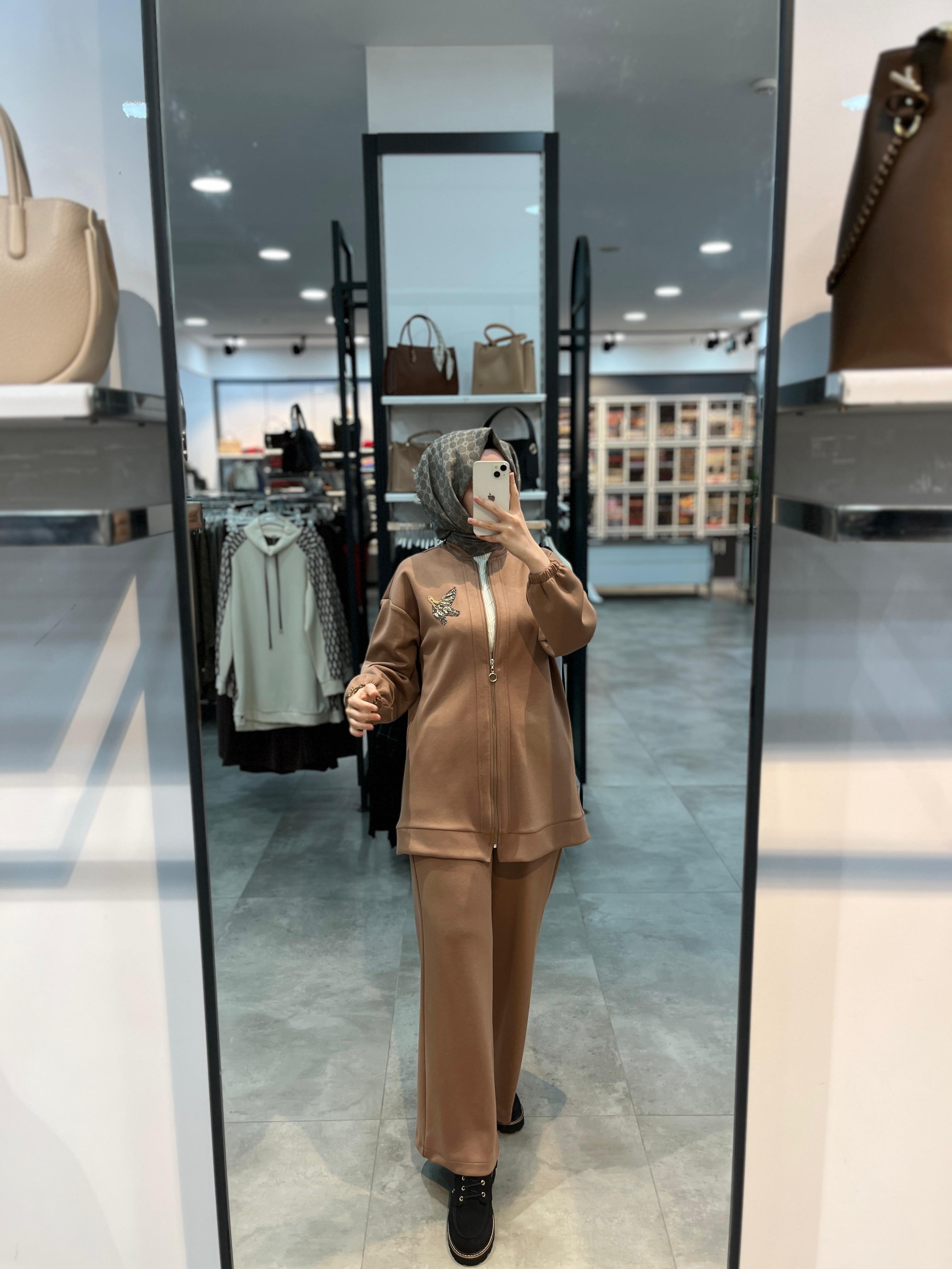 Alesya Önü Fermuarlı Broş Detaylı Örme Takım - Açık Kahve