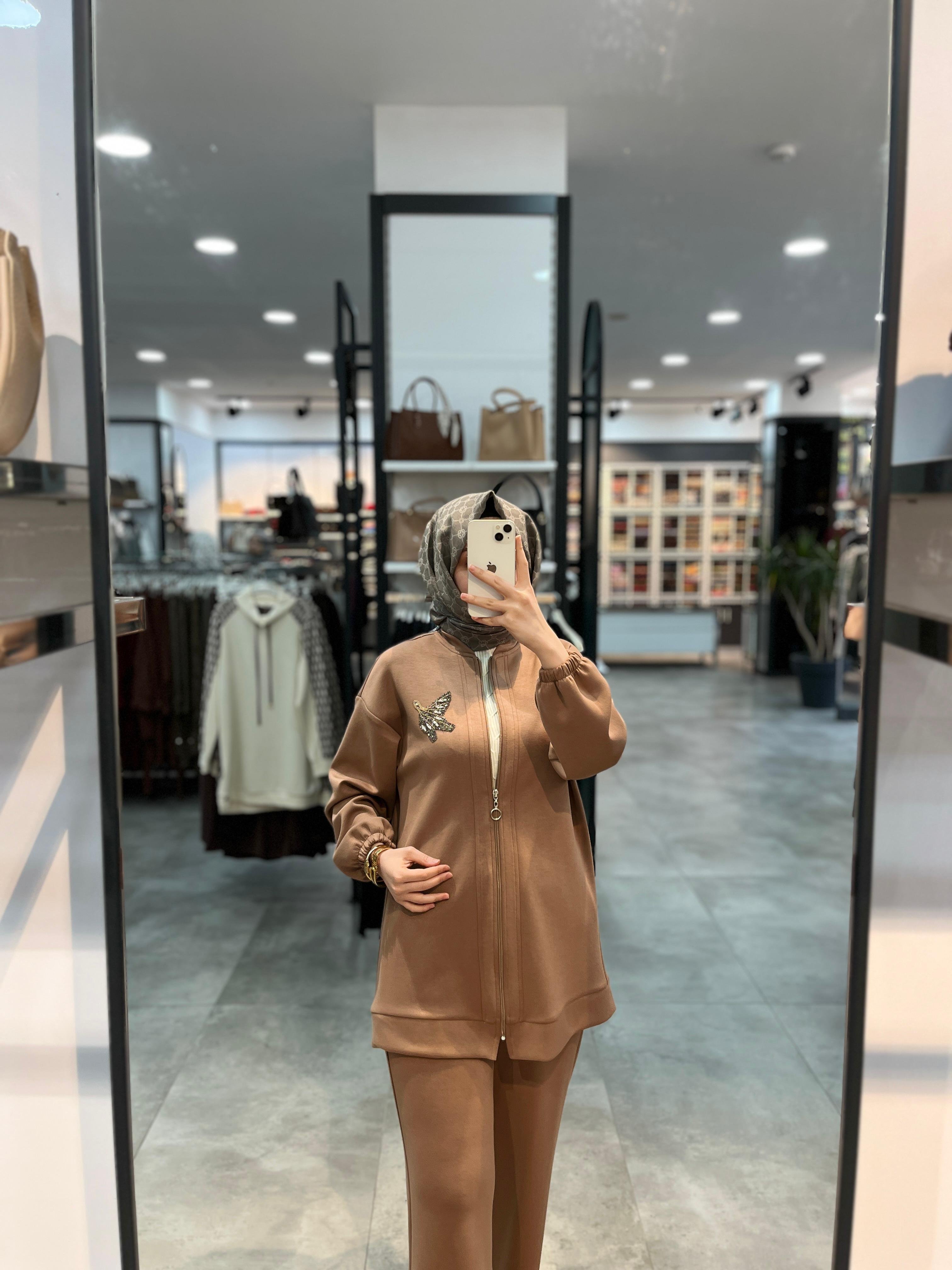 Alesya Önü Fermuarlı Broş Detaylı Örme Takım - Açık Kahve