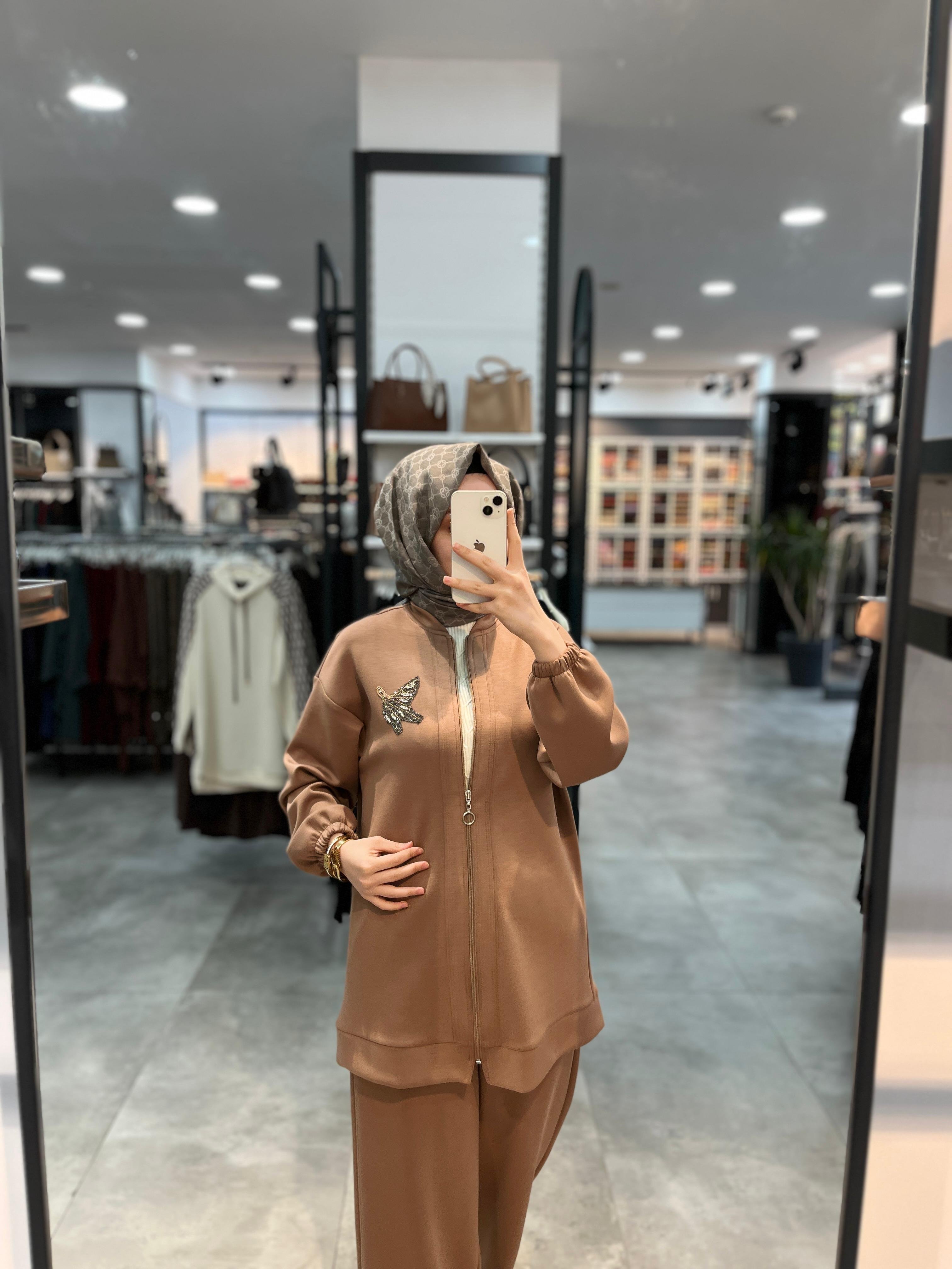 Alesya Önü Fermuarlı Broş Detaylı Örme Takım - Açık Kahve