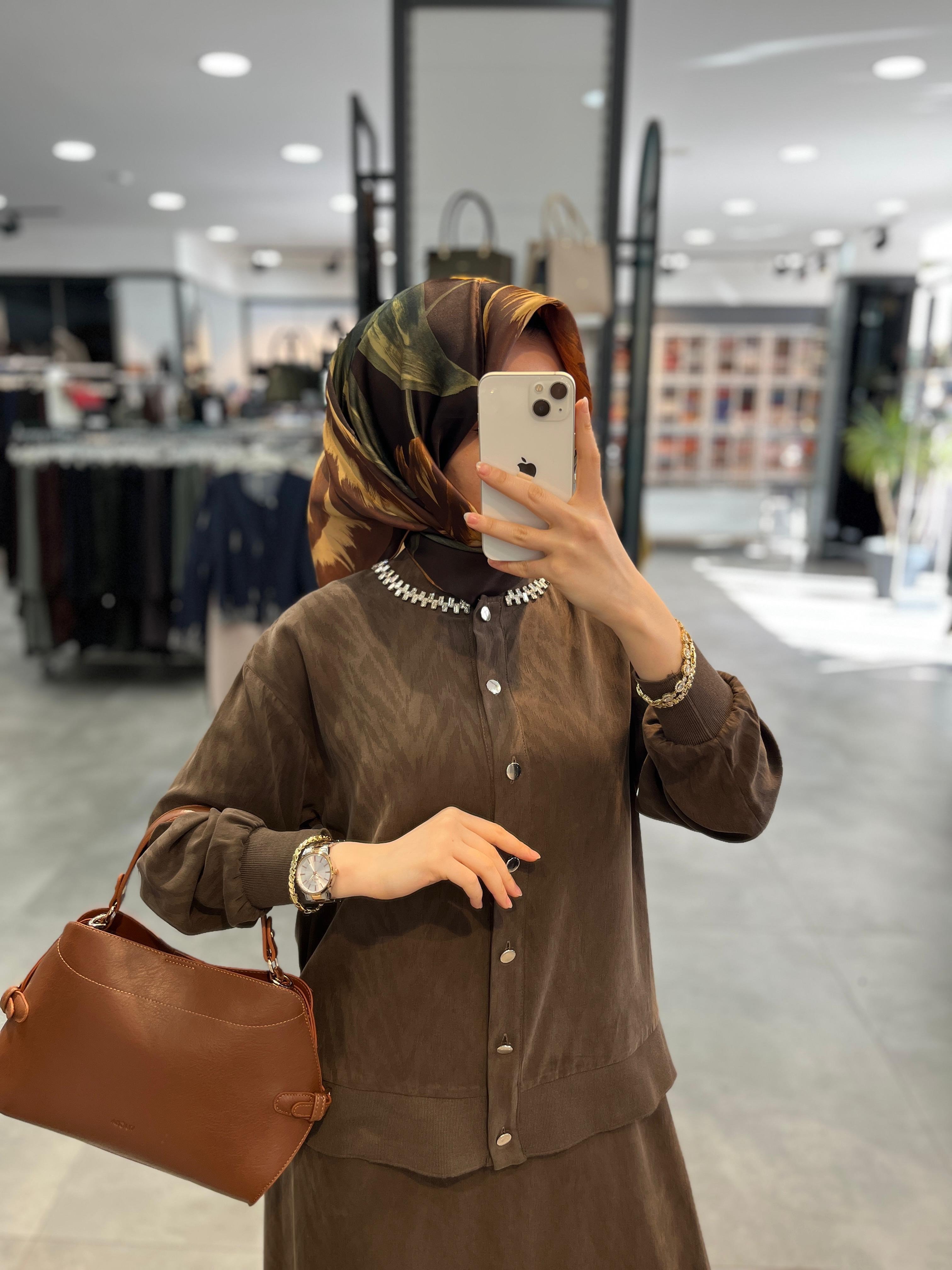 Alesya Yakası Taş Detaylı Bluz Etek Takım - Kahve