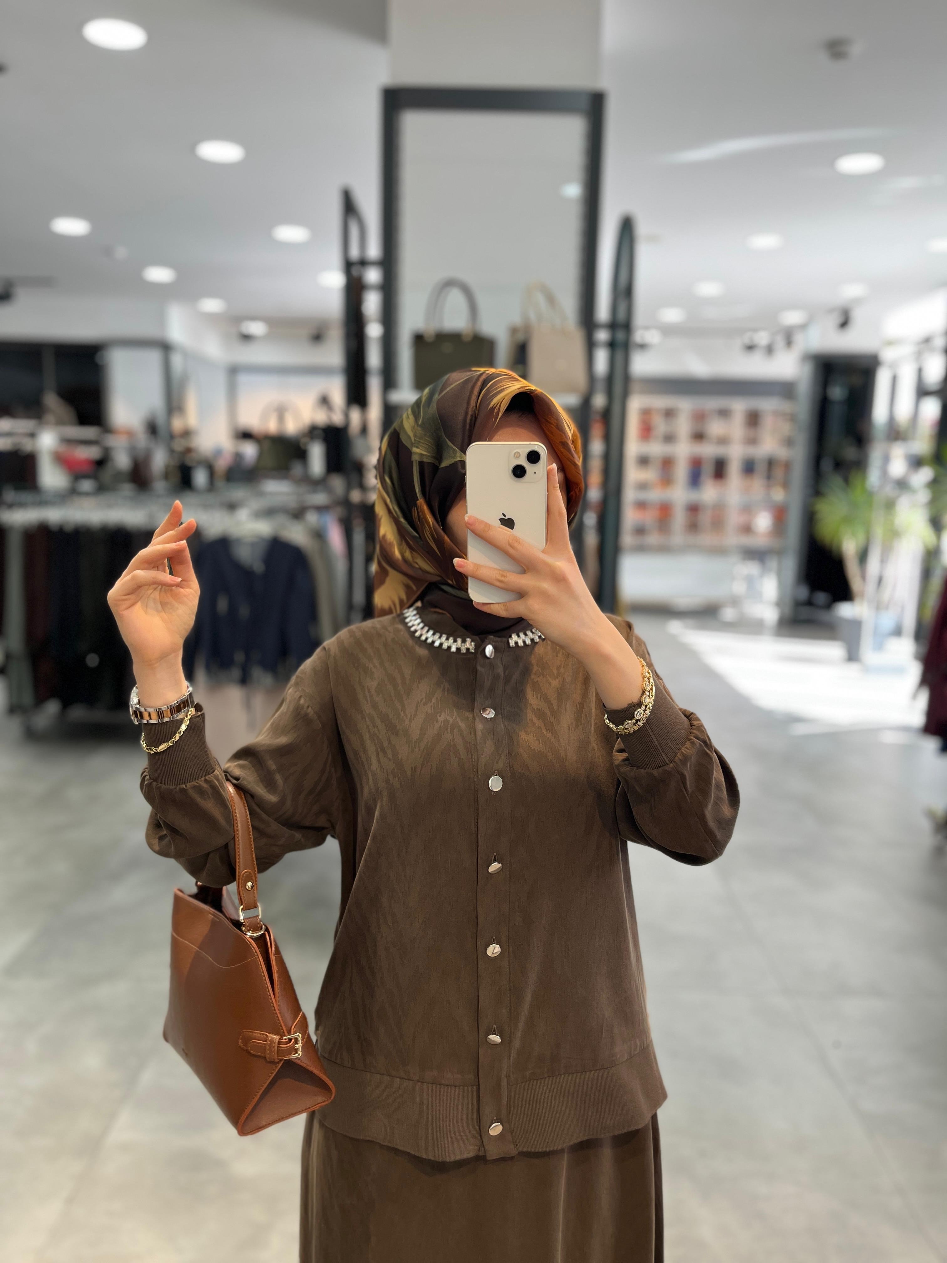 Alesya Yakası Taş Detaylı Bluz Etek Takım - Kahve