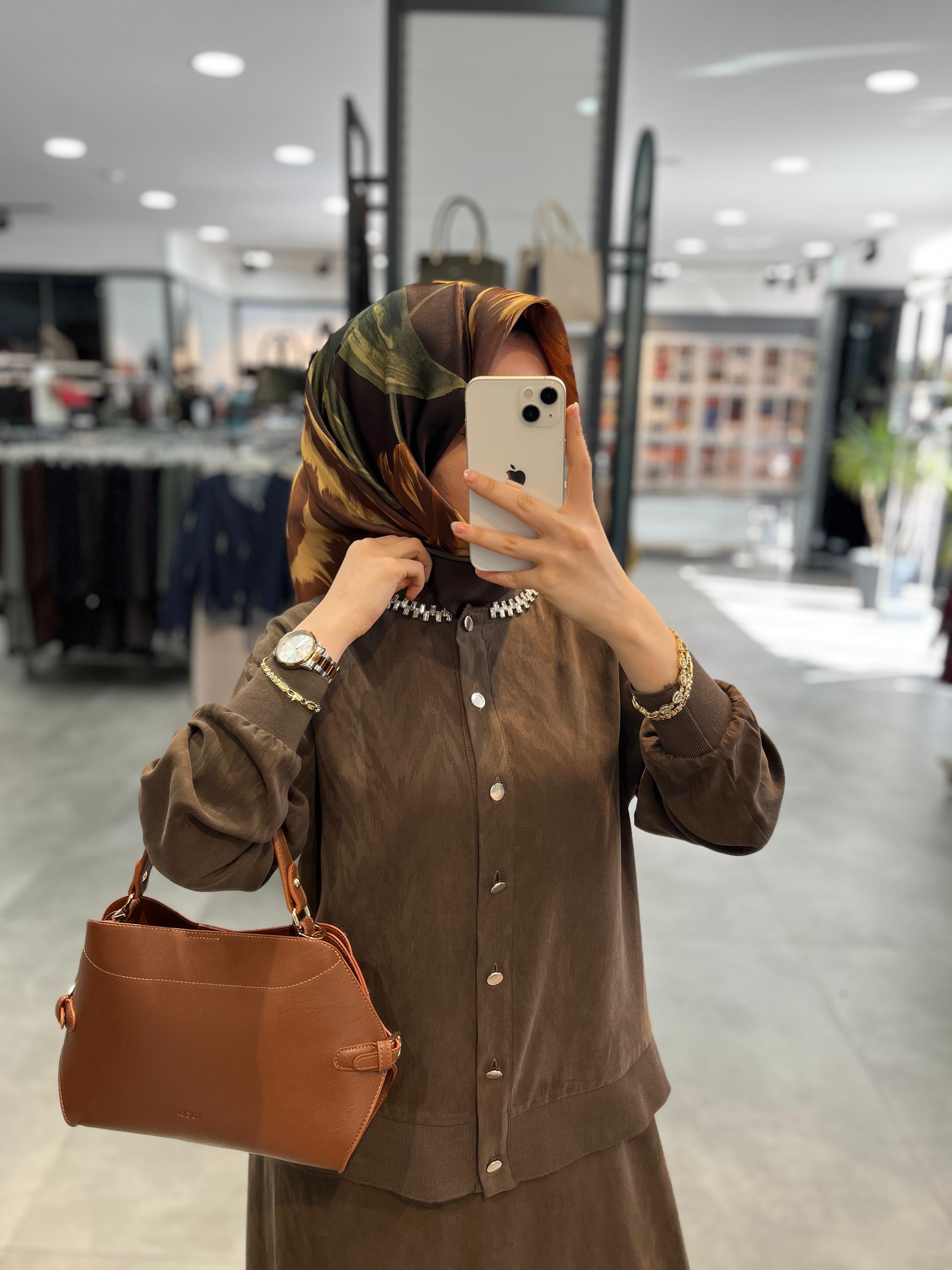 Alesya Yakası Taş Detaylı Bluz Etek Takım - Kahve