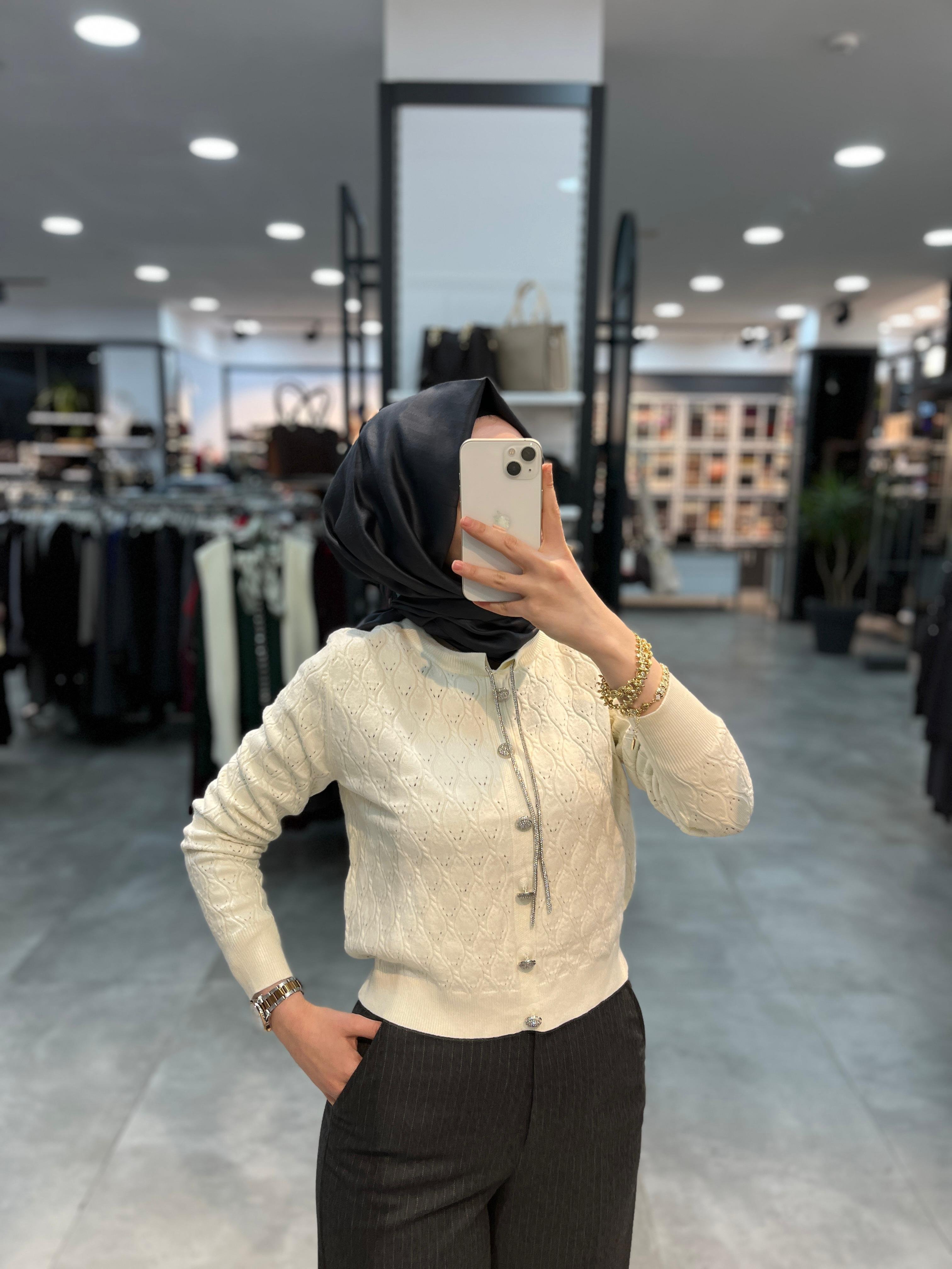 On Triko Önü Düğmeli Yaprak Desenli Kazak - Ekru