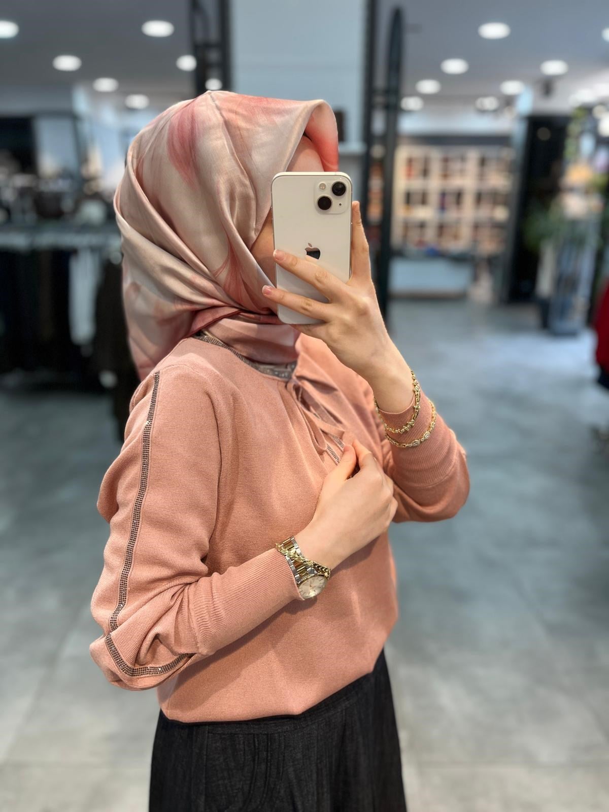 On Triko Yaka Ve Kol Taş Detaylı Bluz - Pembe