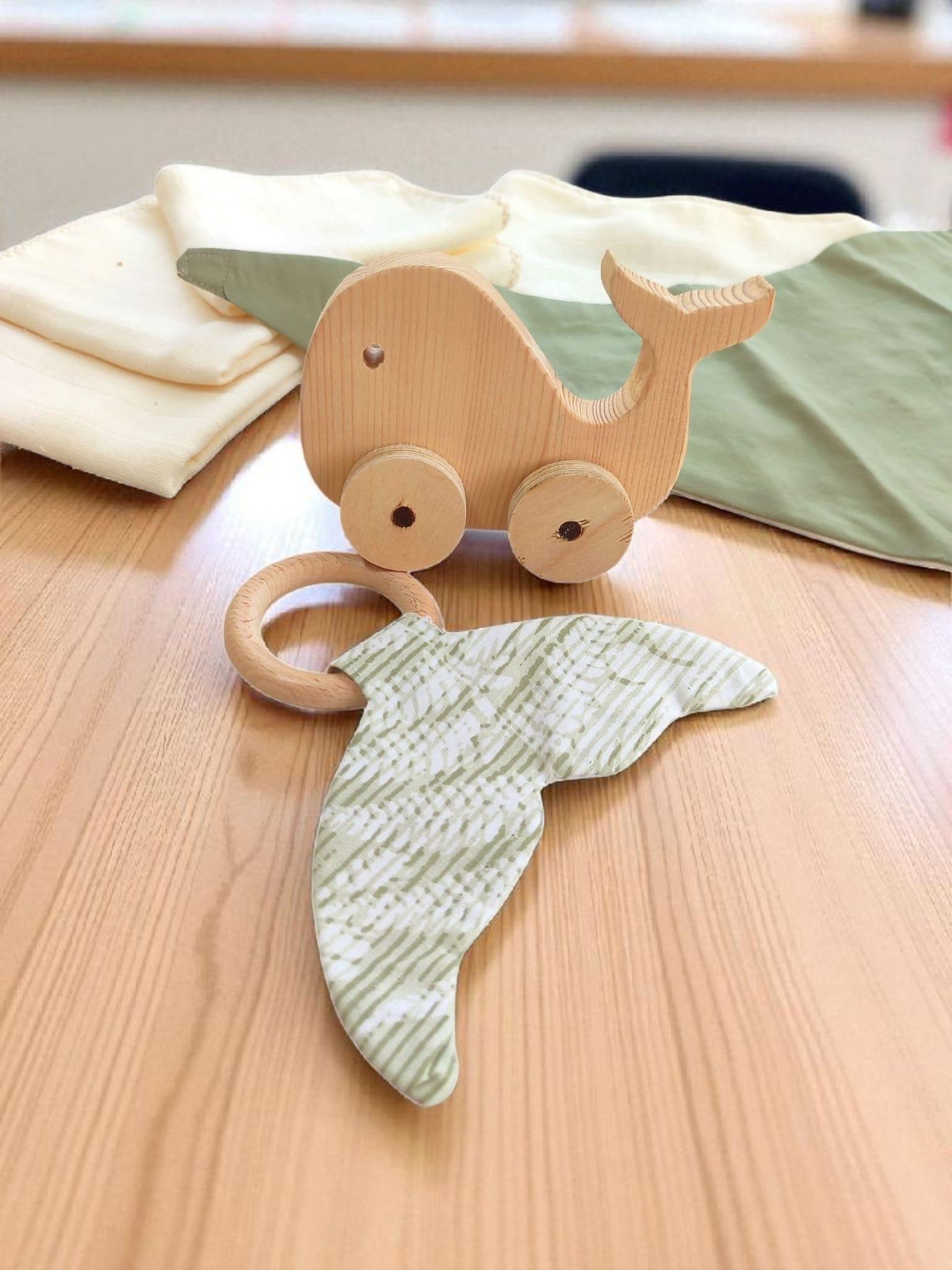 Bebek hediyelik, önlük, mendil, diş kaşıyıcı, ahşap tekerlekli balina set