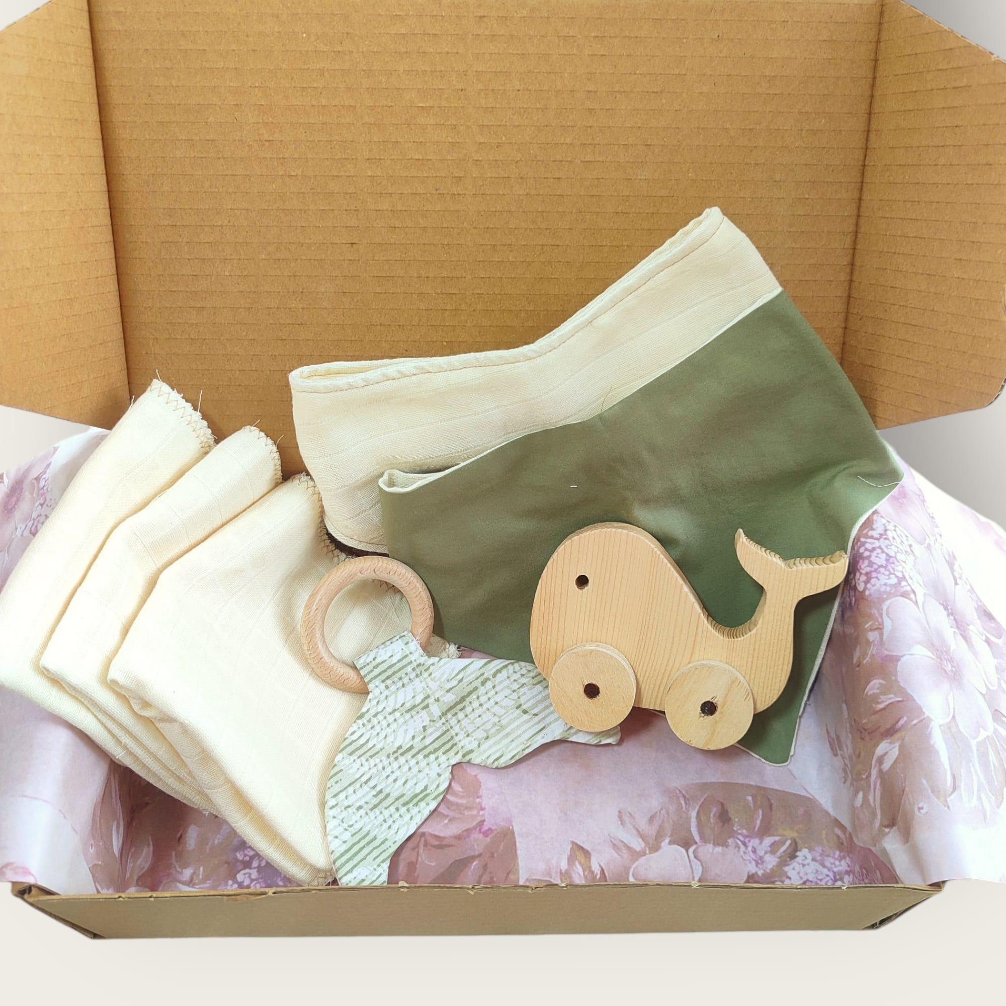 Bebek hediyelik, önlük, mendil, diş kaşıyıcı, ahşap tekerlekli balina set