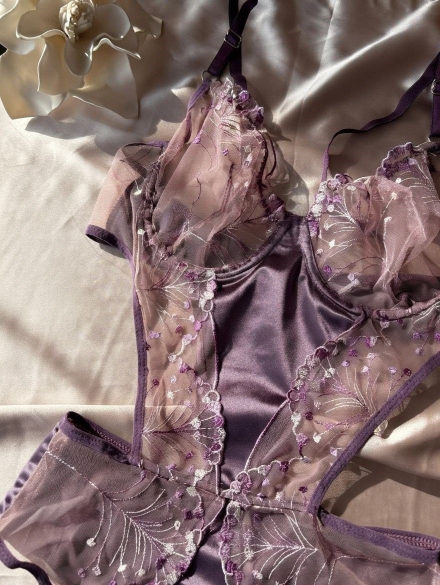 Mor İşlemeli Transparan Saten Detaylı Body 85B