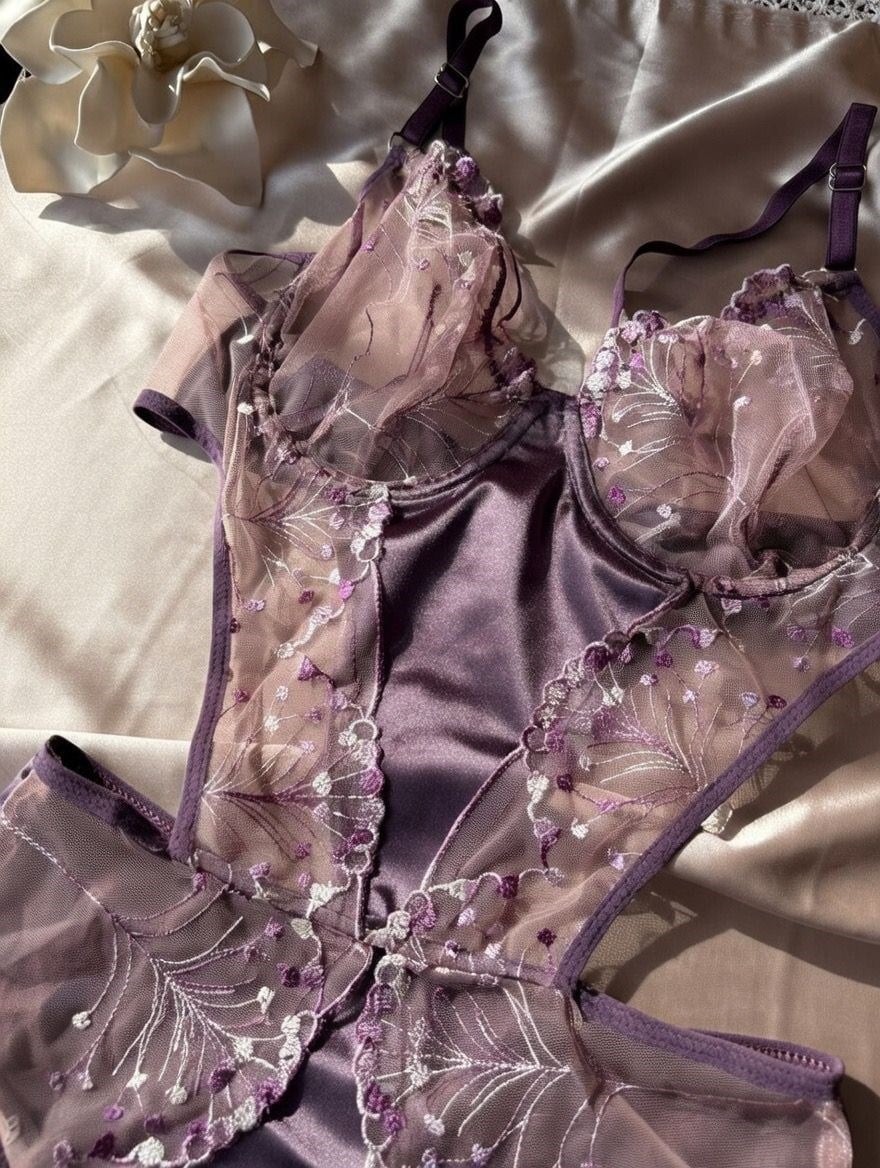 Mor İşlemeli Transparan Saten Detaylı Body 85B