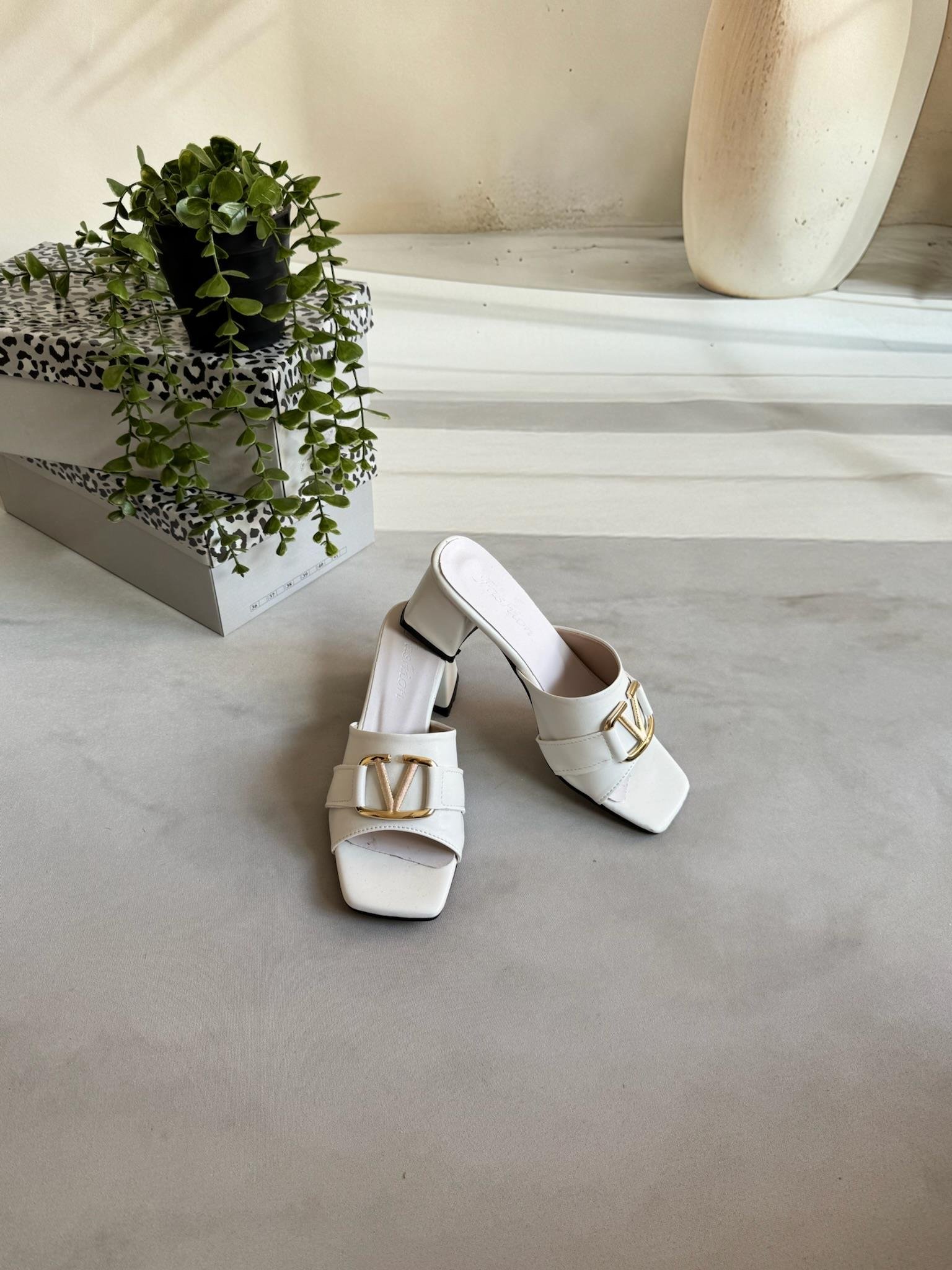 SHS model kodu 0215 V tokalı beyaz  topuklu terlik