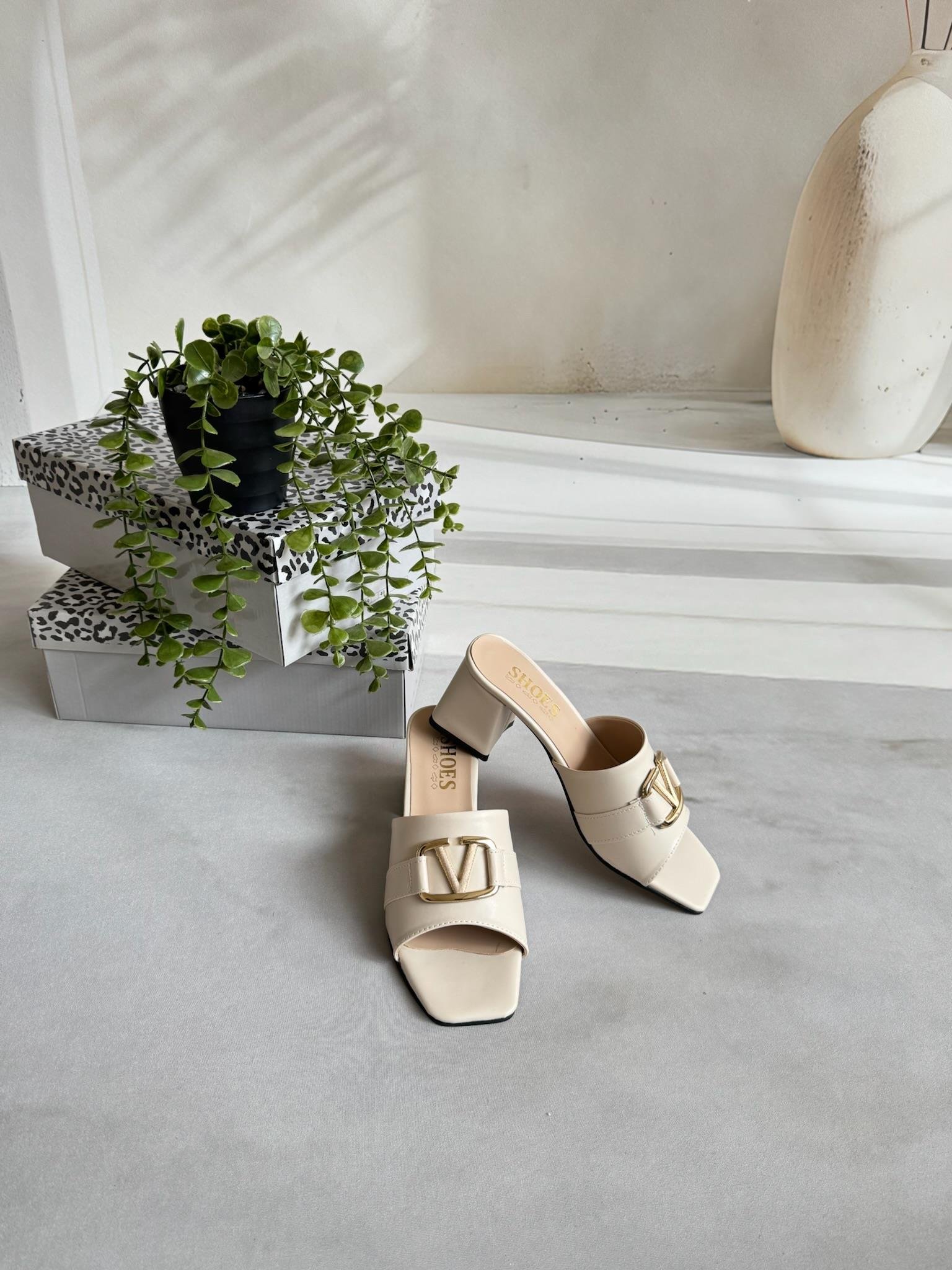 SHS model kodu 0215 V tokalı krem rengi topuklu terlik