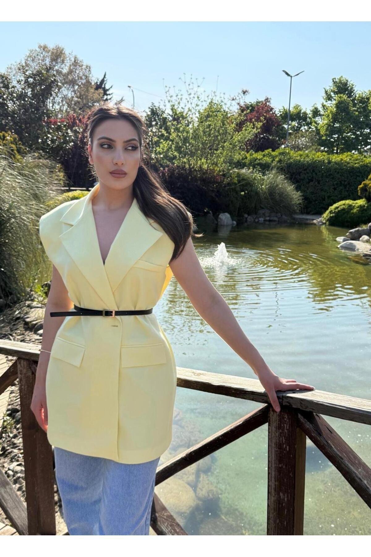 siyah vatkalı kemerli sarı oversize yelek ceket