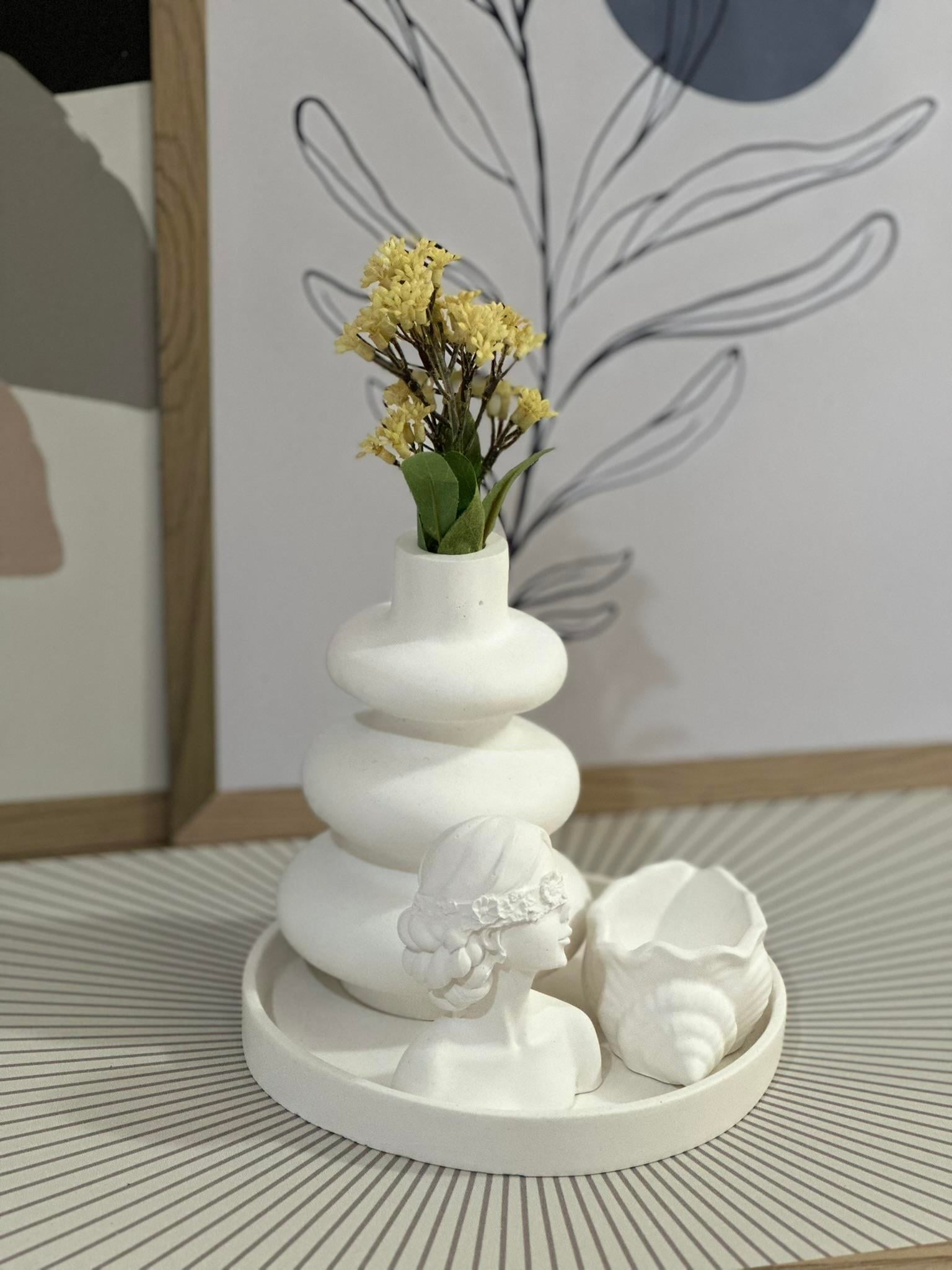 4'lü Modern Beyaz Dekor Seti – Vazo, Büst Biblo, Deniz Kabuğu ve Tepsi Takımı