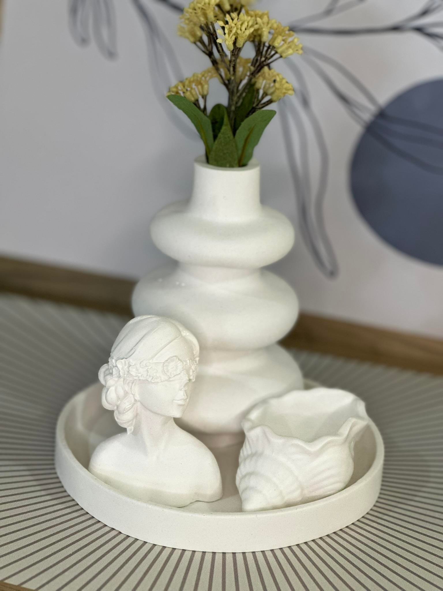 4'lü Modern Beyaz Dekor Seti – Vazo, Büst Biblo, Deniz Kabuğu ve Tepsi Takımı