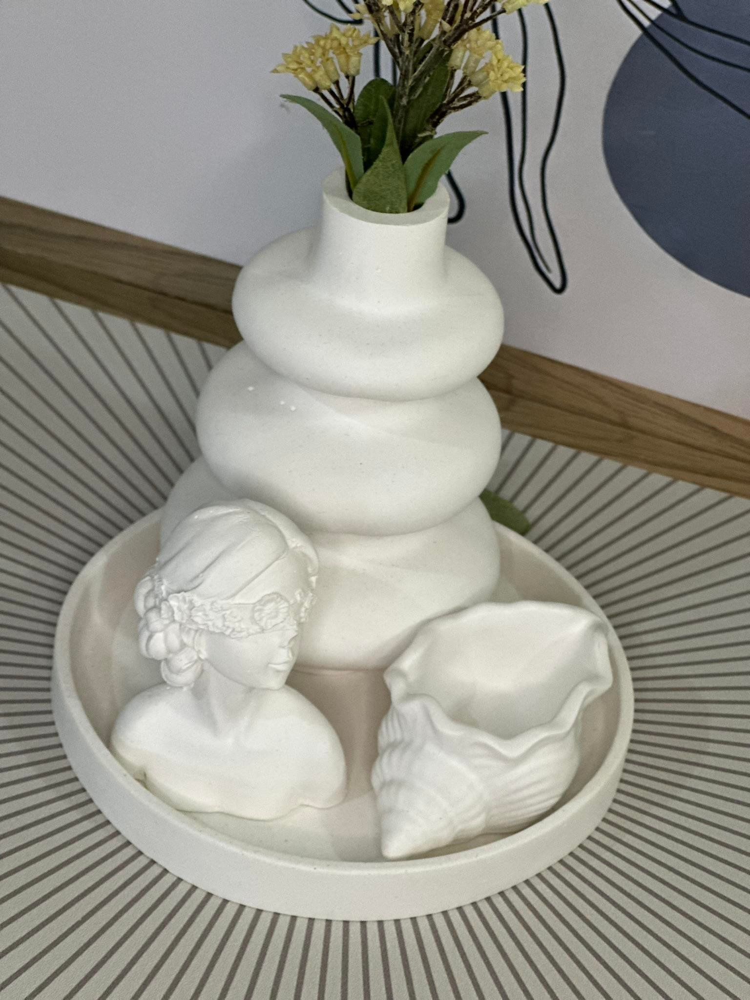 4'lü Modern Beyaz Dekor Seti – Vazo, Büst Biblo, Deniz Kabuğu ve Tepsi Takımı