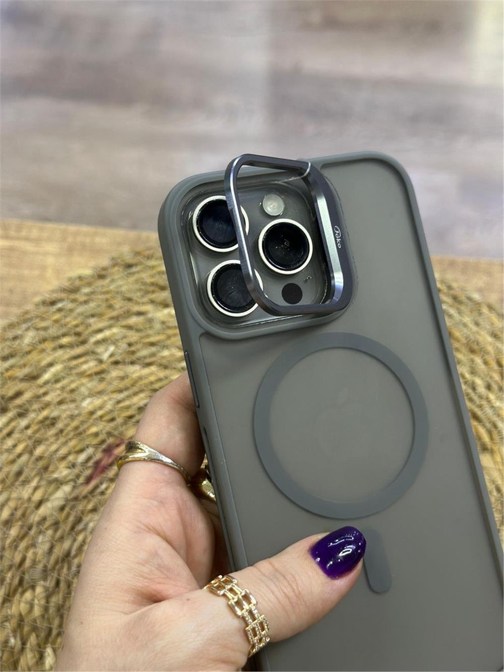 iPhone 15 Pro Max Kılıf - Kamera Standlı, MagSafe