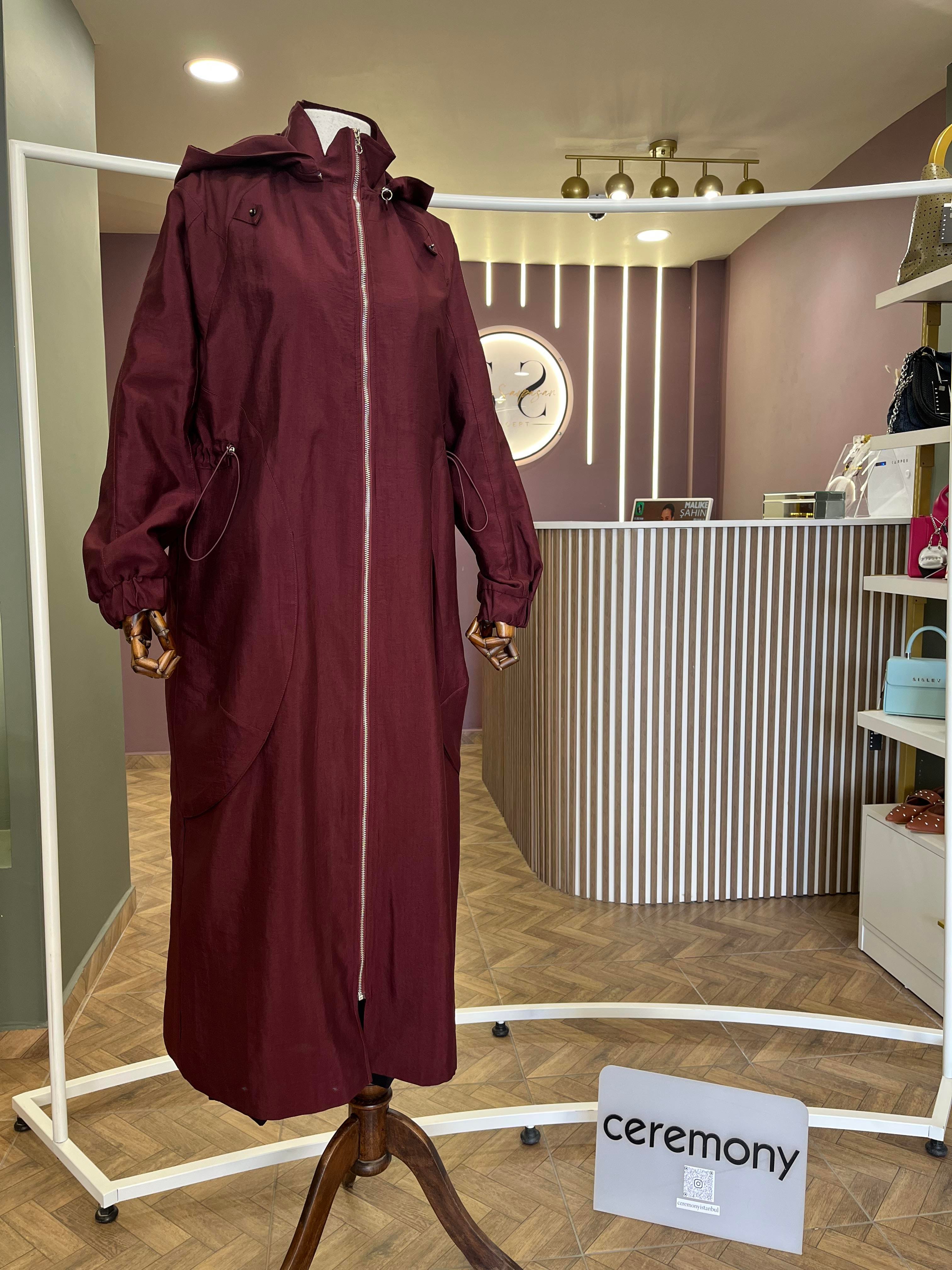 YANLARI ALLERLİ KAPÜŞONLU TRENÇKOT