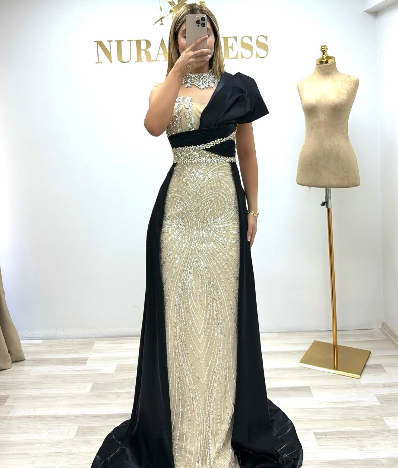 Siyah kolyeli model