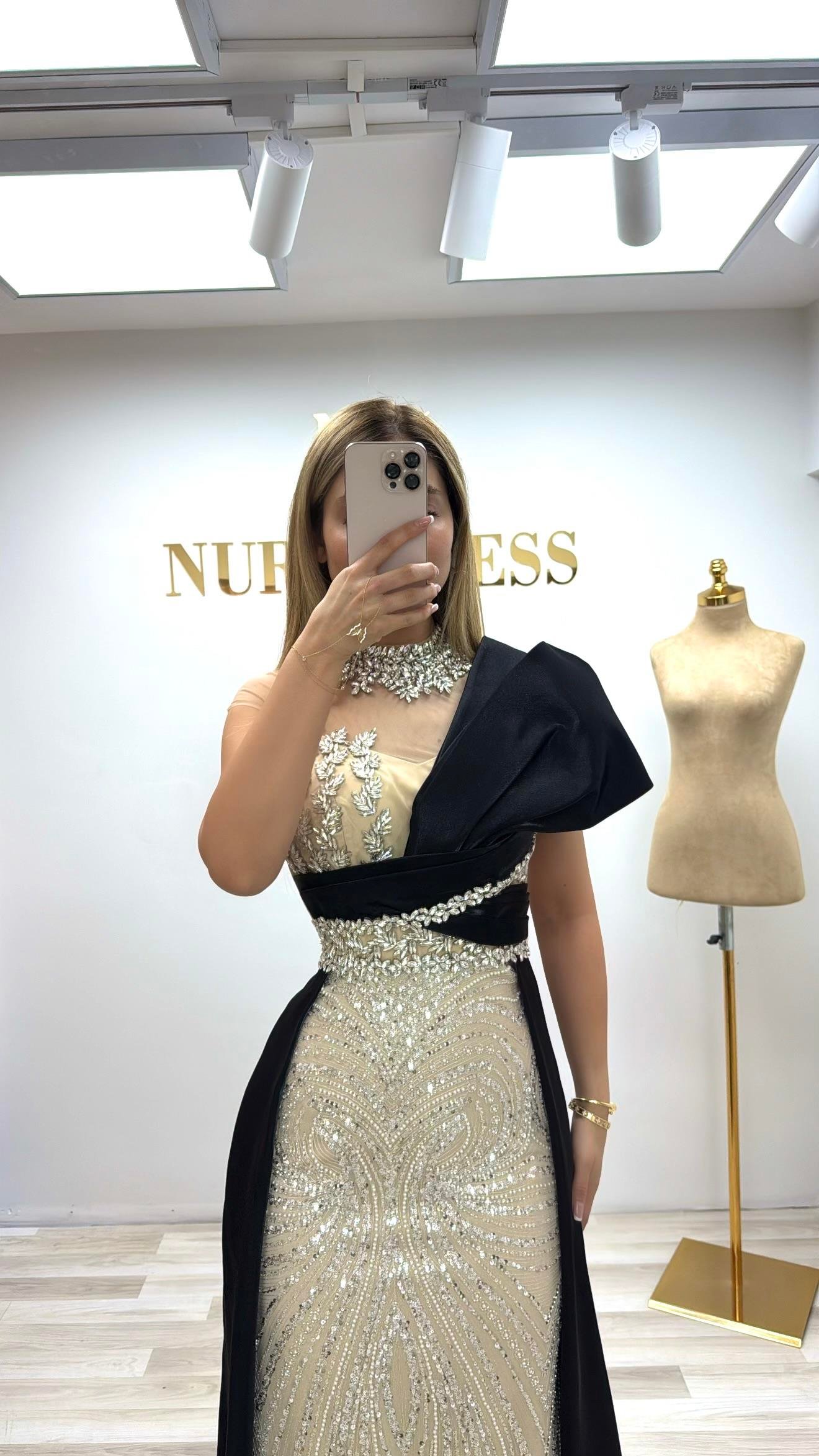 Siyah kolyeli model