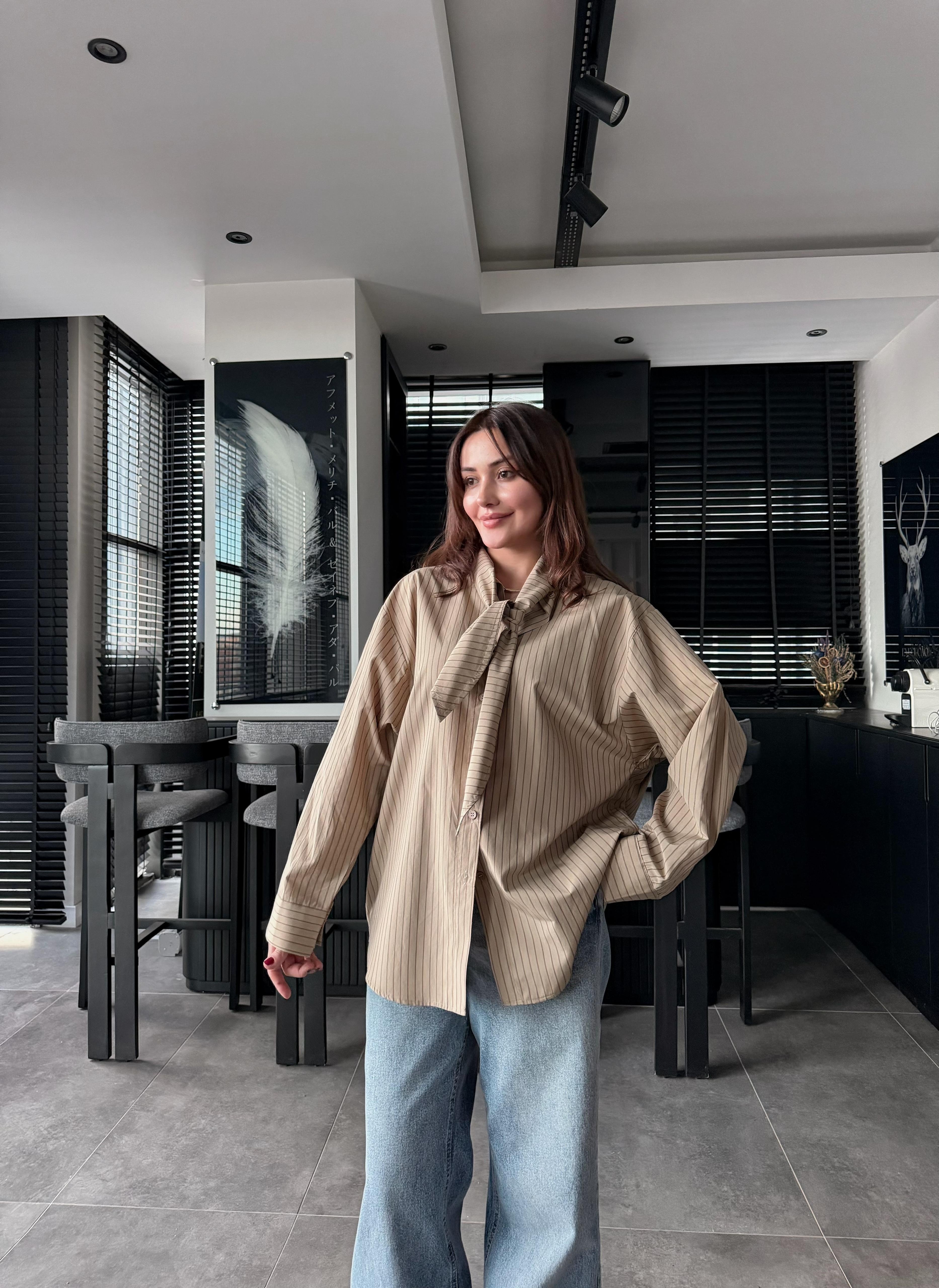 ÇİZGİLİ FULARLI GÖMLEK