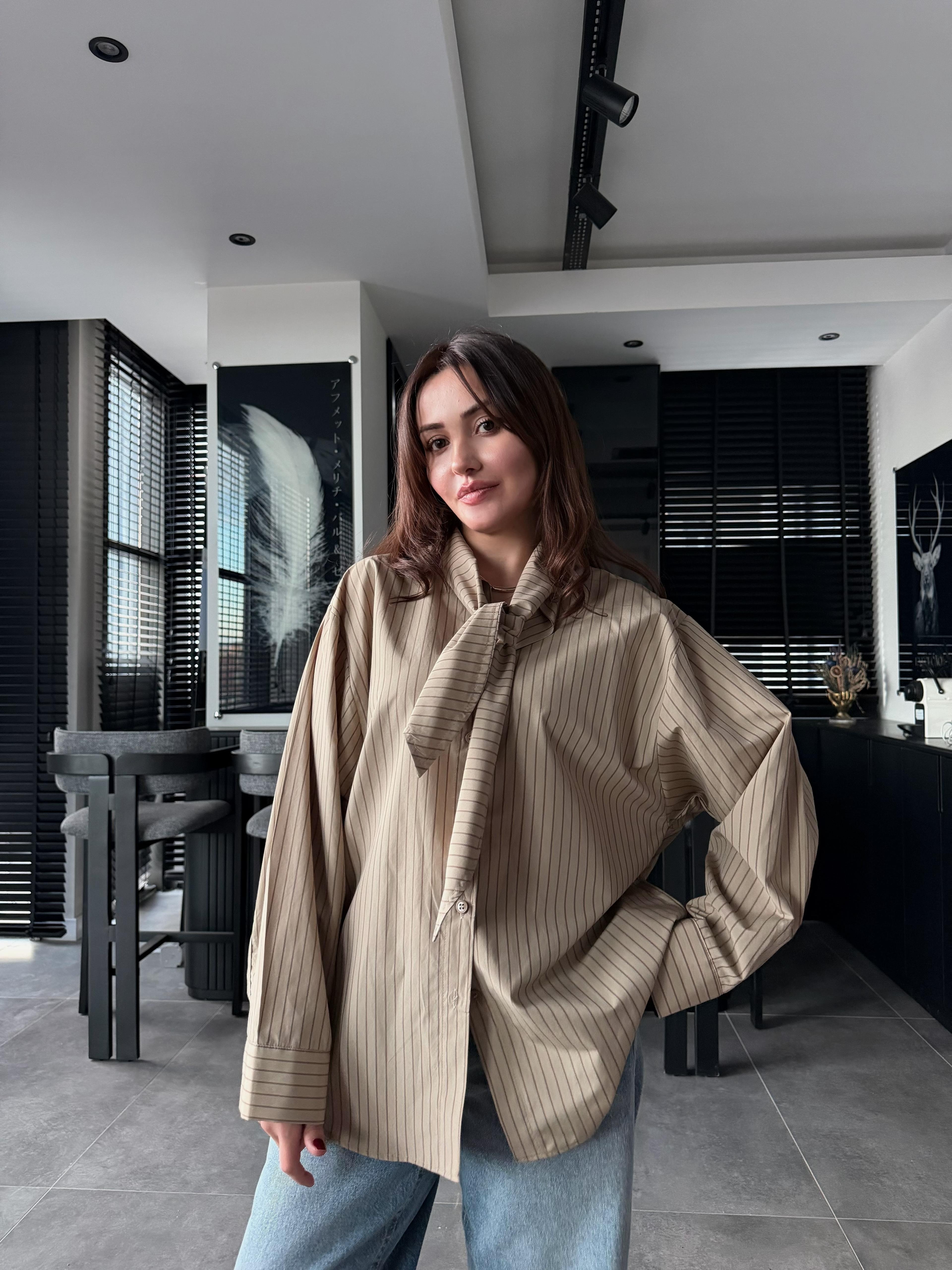 ÇİZGİLİ FULARLI GÖMLEK