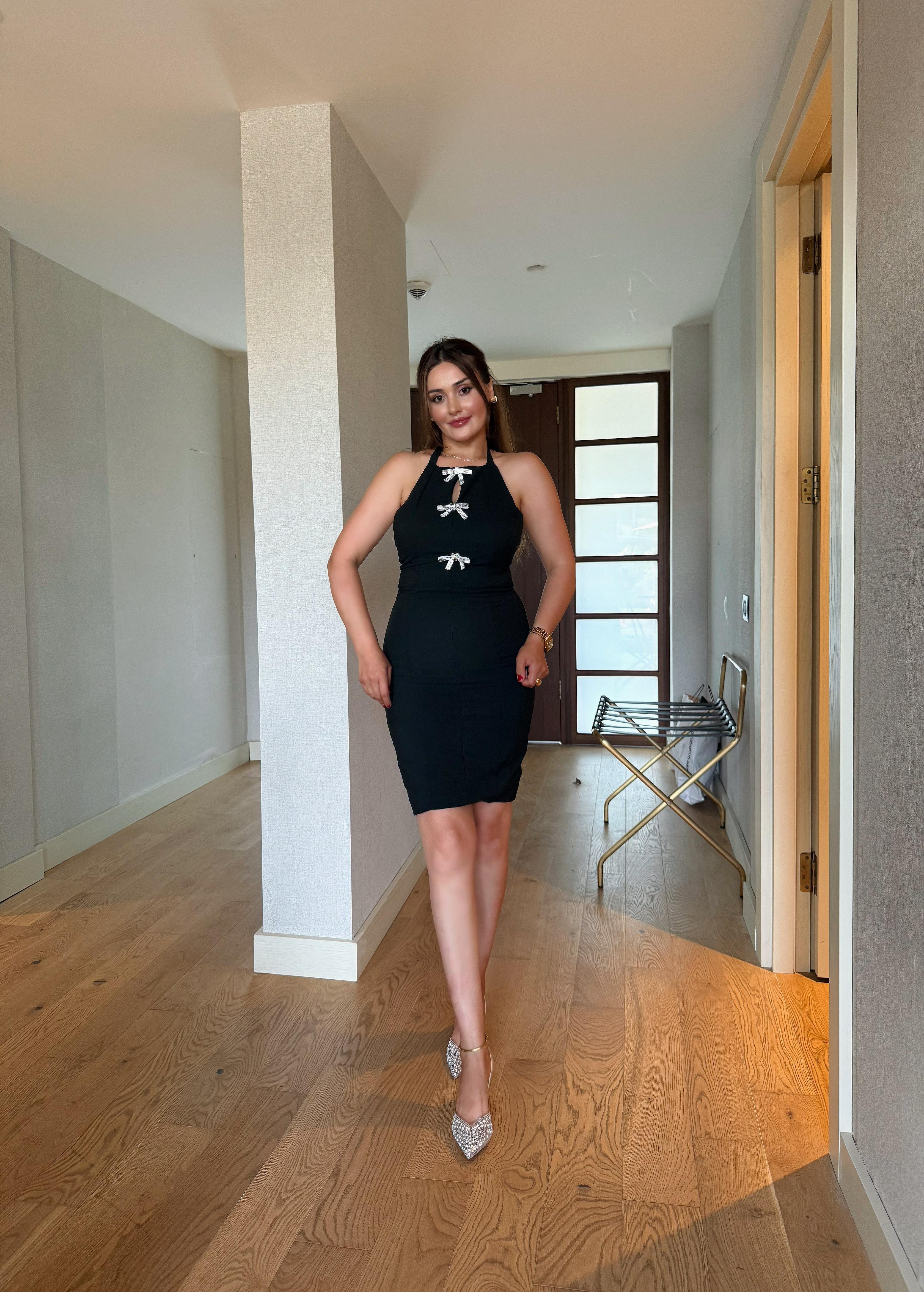 Fiyonk Detaylı Siyah Elbise