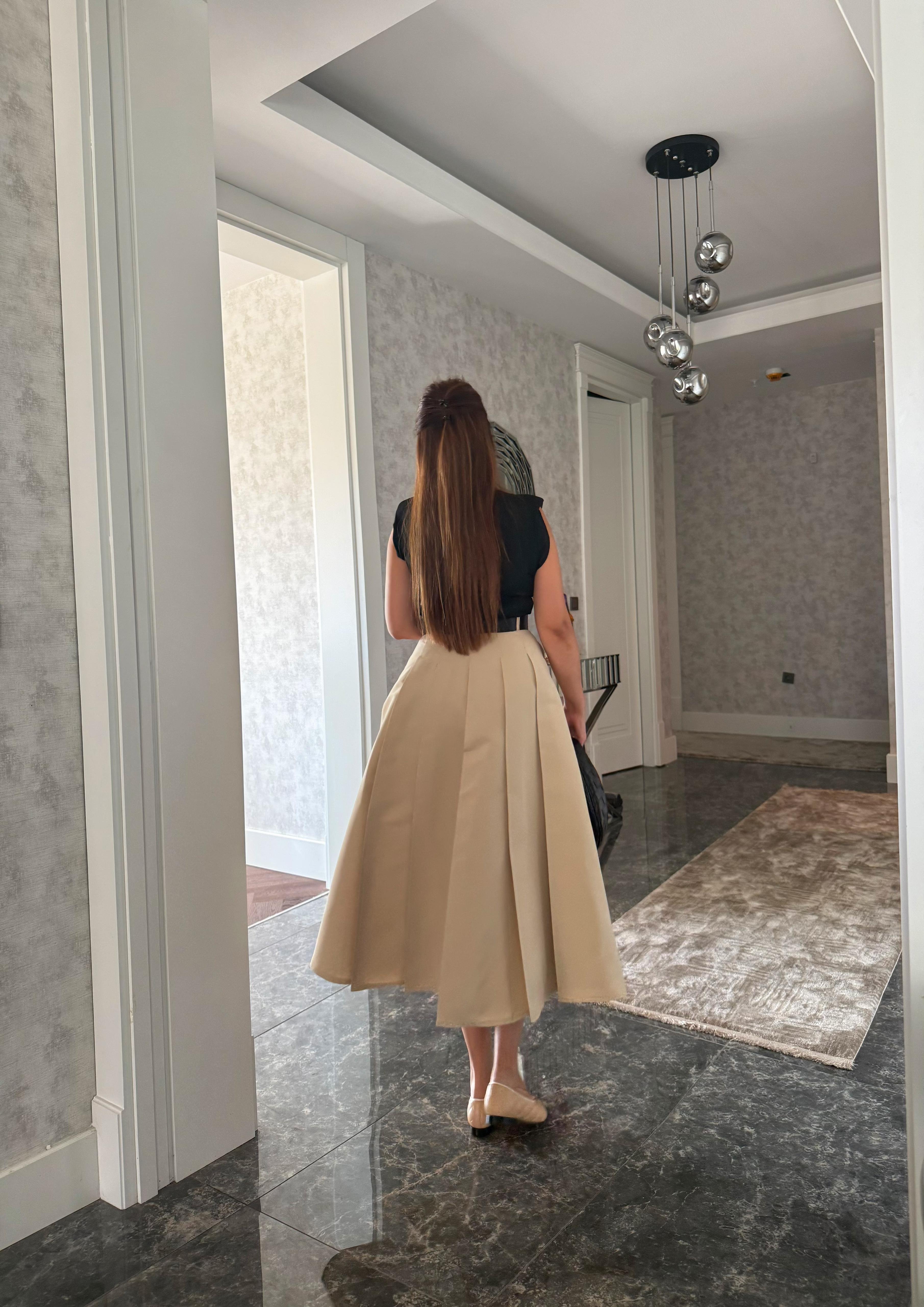 Kemerli Bej Siyah Kontrast Midi Elbise