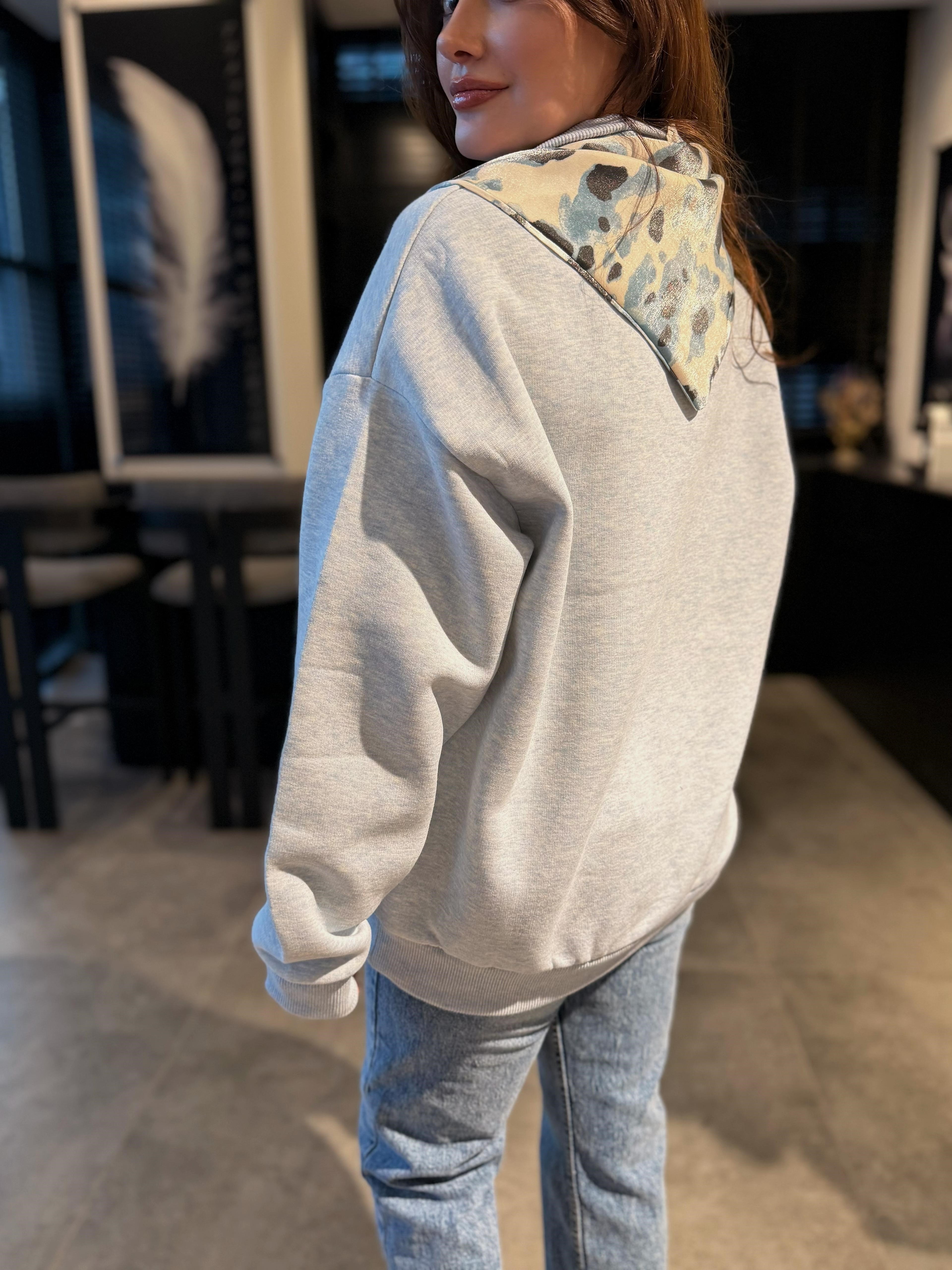 ÖN BASKILI FULARLI SWEAT