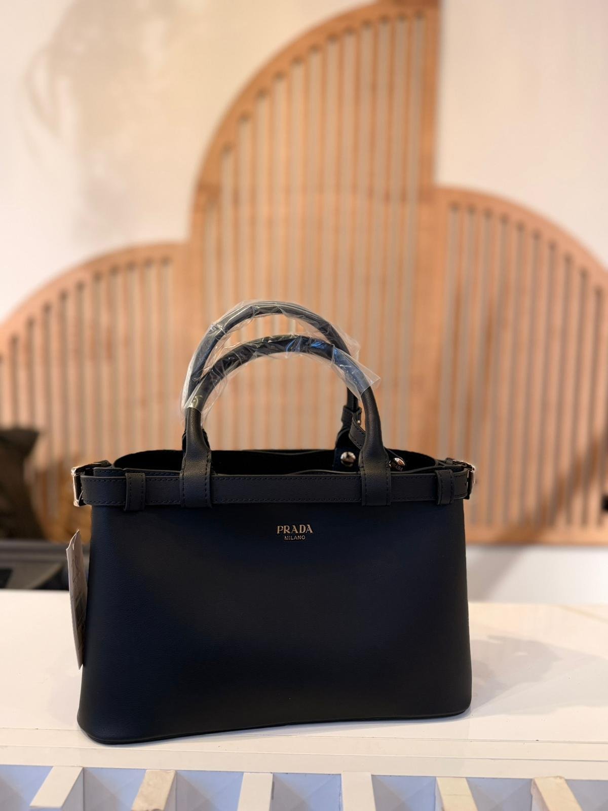 PRADA ÇANTA