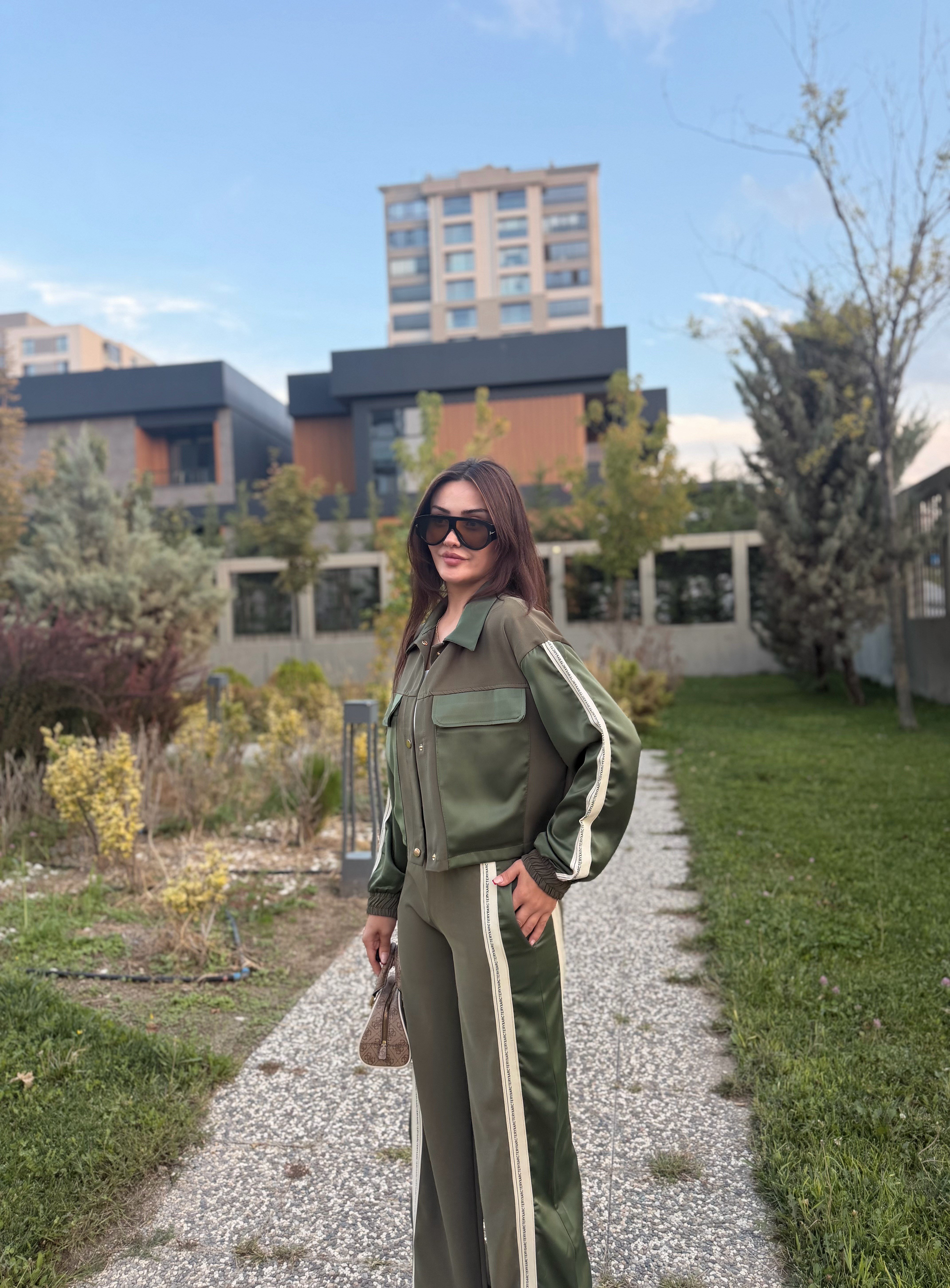 ŞERİT DETAYLI CEKETLİ TAKIM