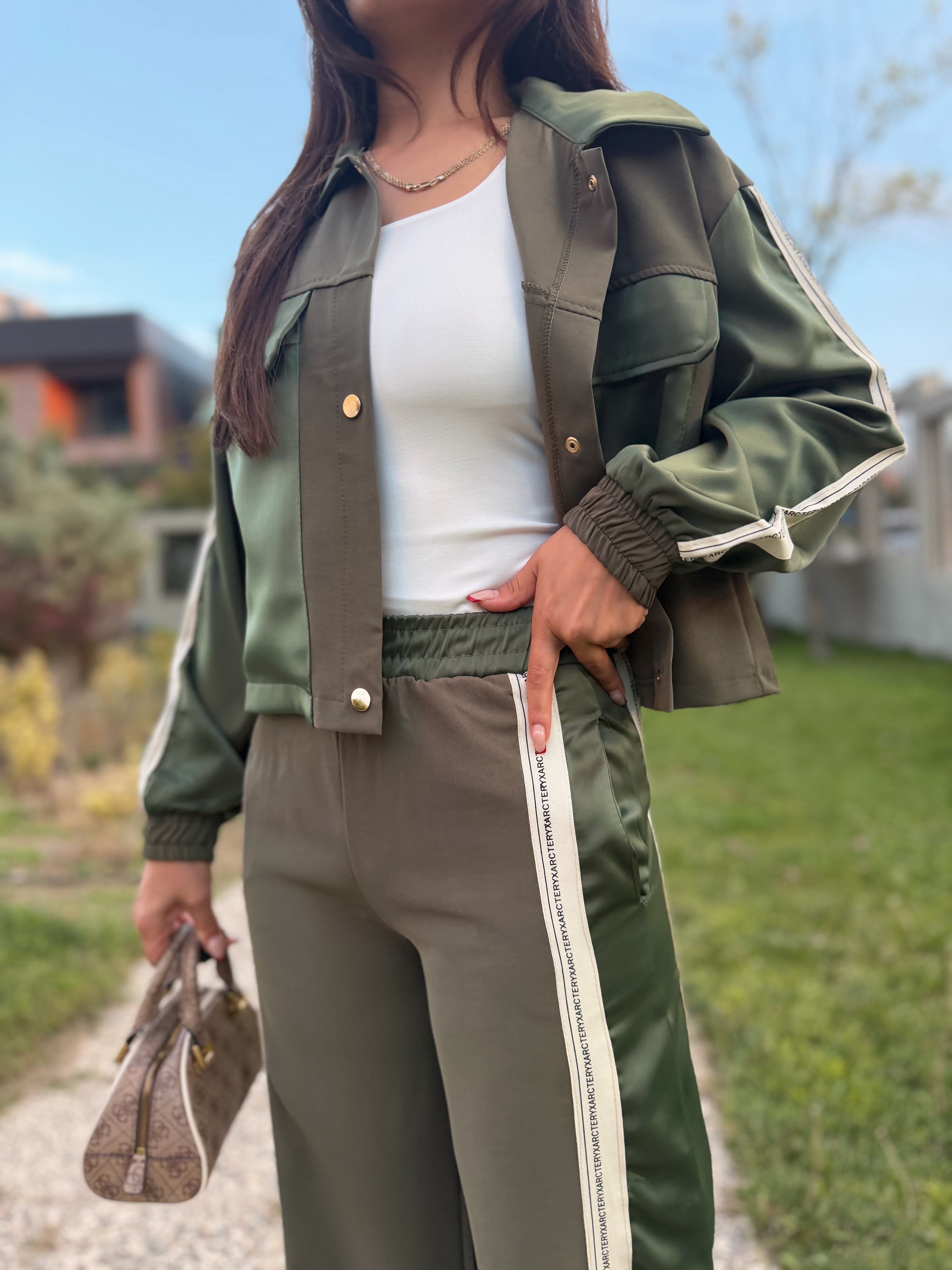 ŞERİT DETAYLI CEKETLİ TAKIM