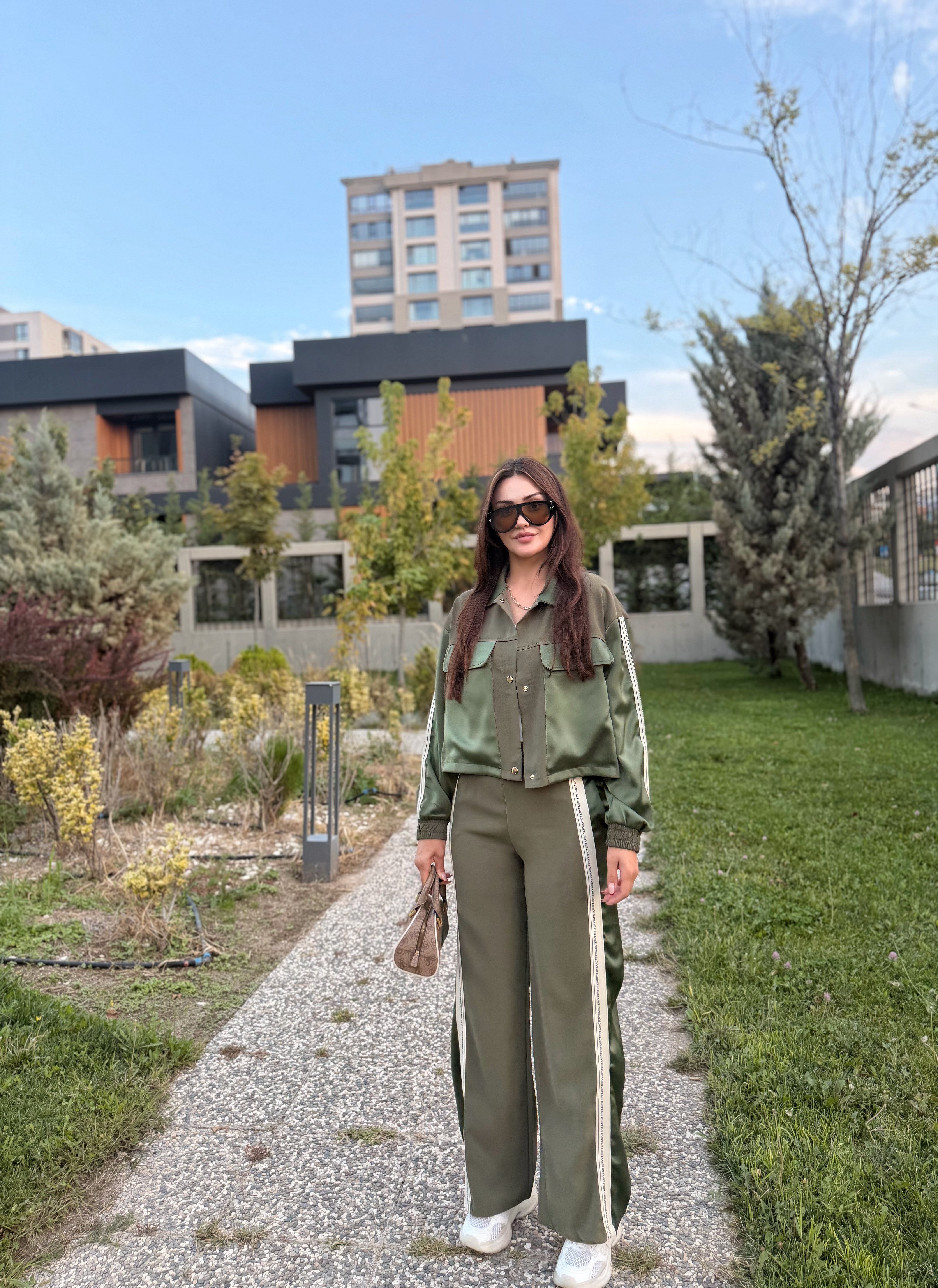 ŞERİT DETAYLI CEKETLİ TAKIM