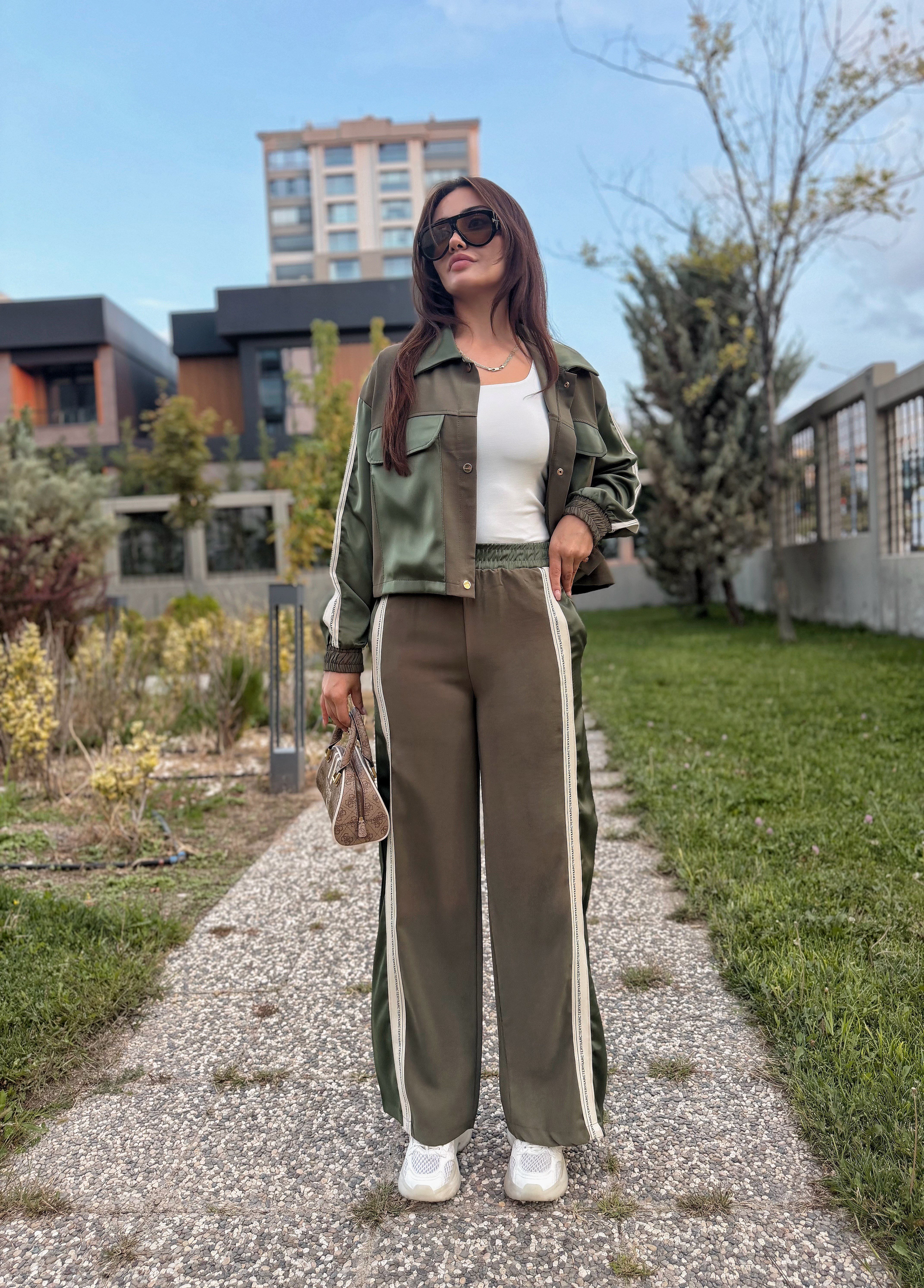 ŞERİT DETAYLI CEKETLİ TAKIM
