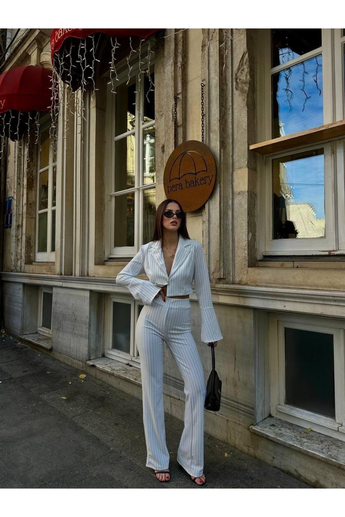 İSPANYOL PAÇA ÇİZGİLİ CROP CEKET BEYAZ TAKIM
