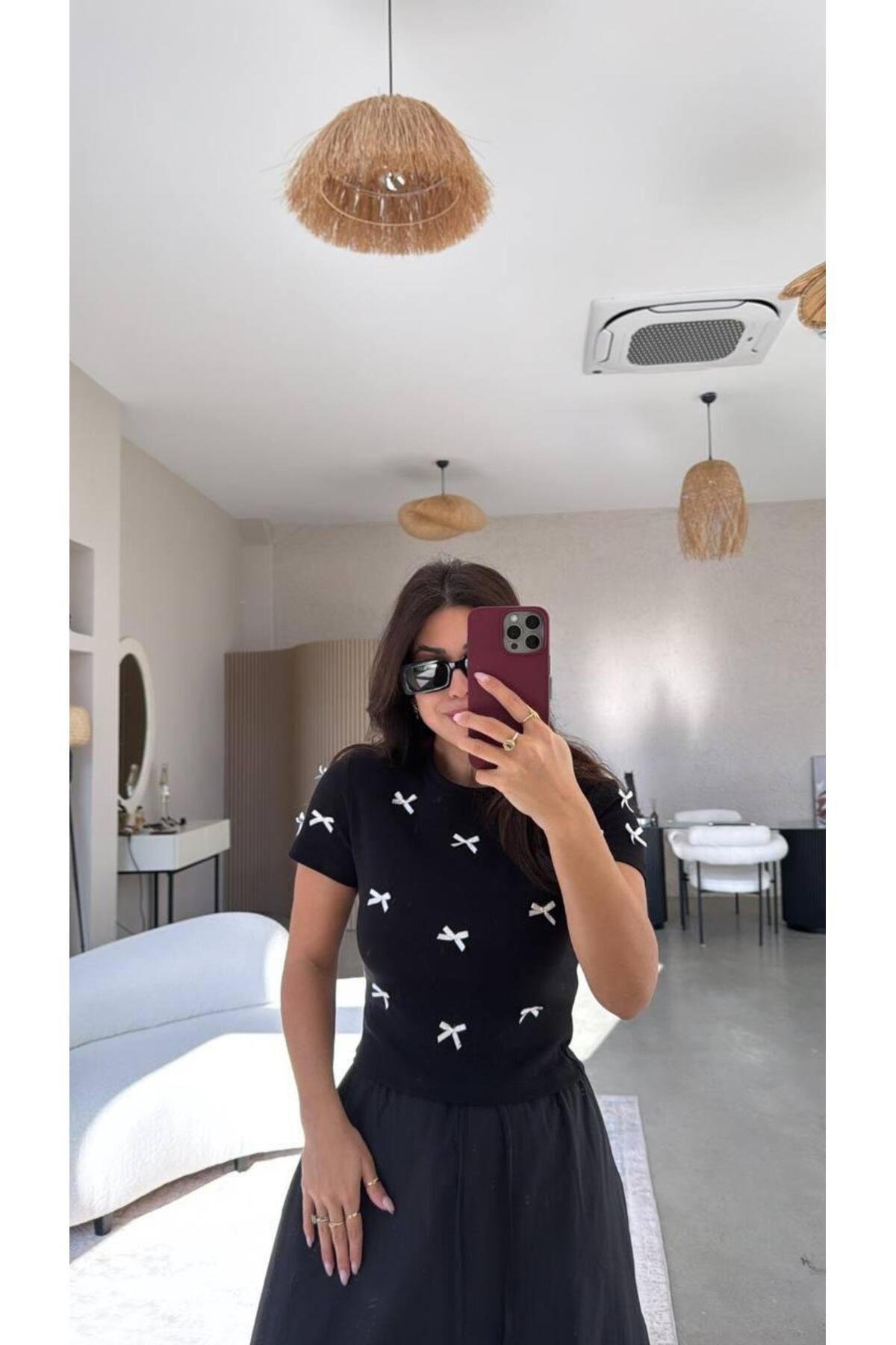 KURDEYE DETAYLI KISA KOL PAMUKLU ESNEK SİYAH CROP