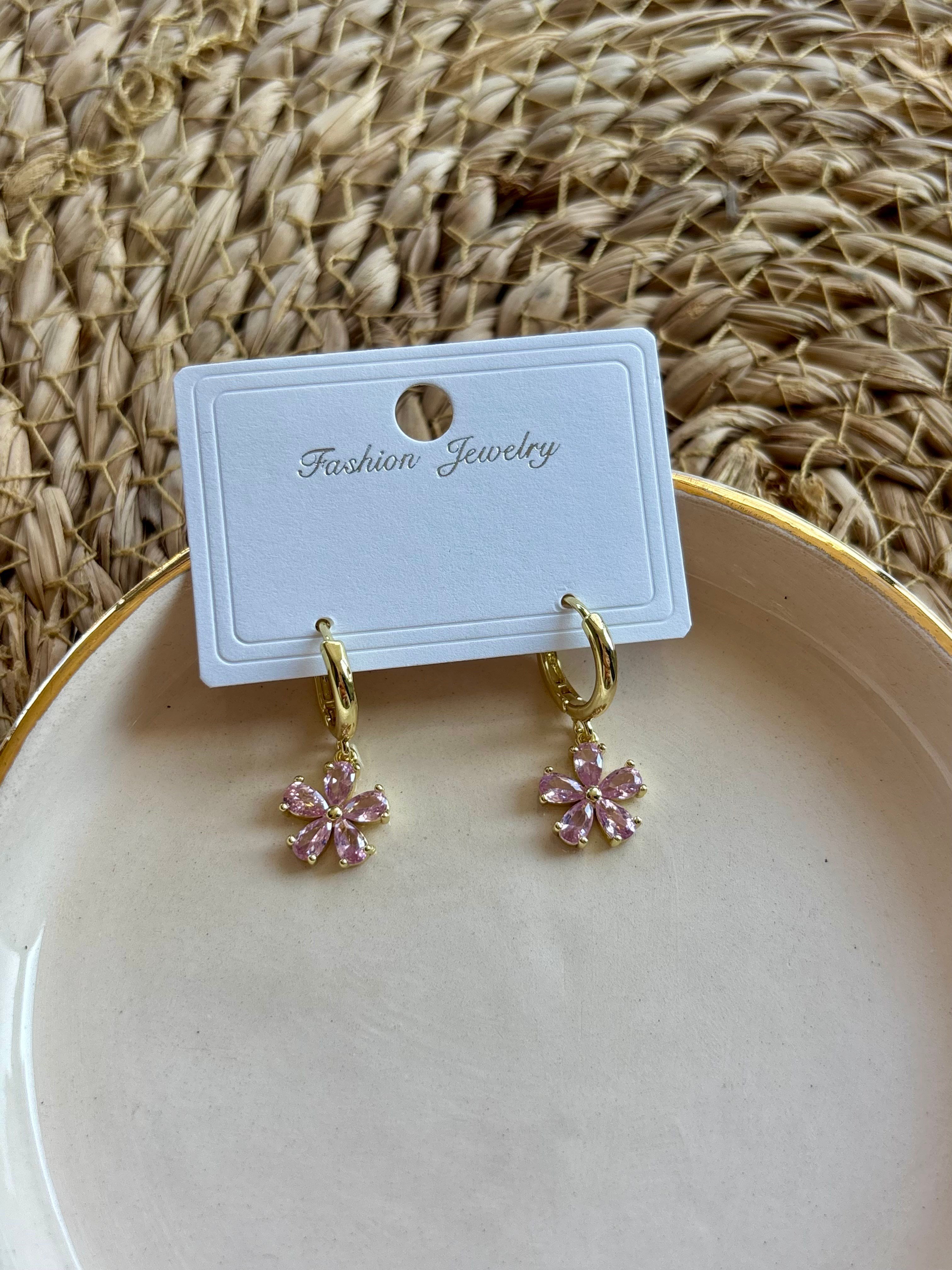 Gold Pembe Çiçekli Minimal Küpe